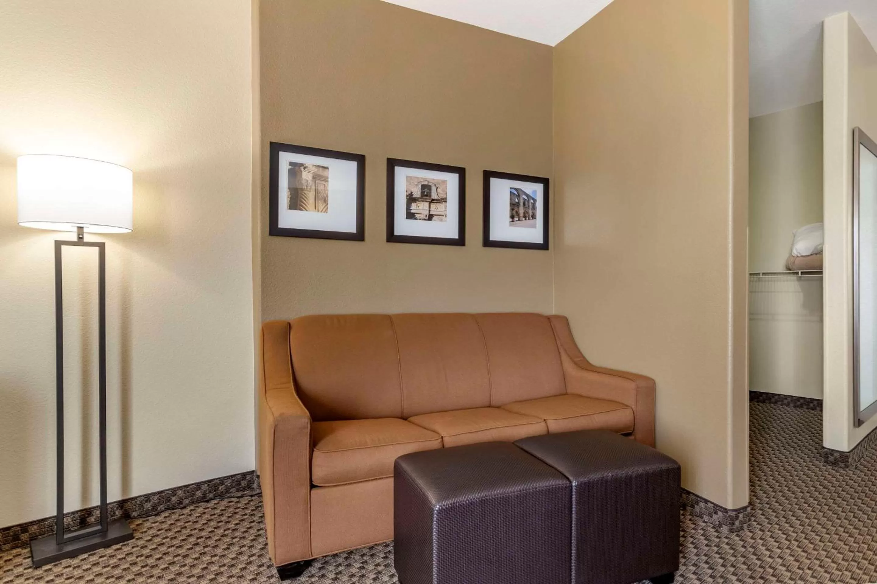 Bedroom in Comfort Suites Medical Center near Six Flags
