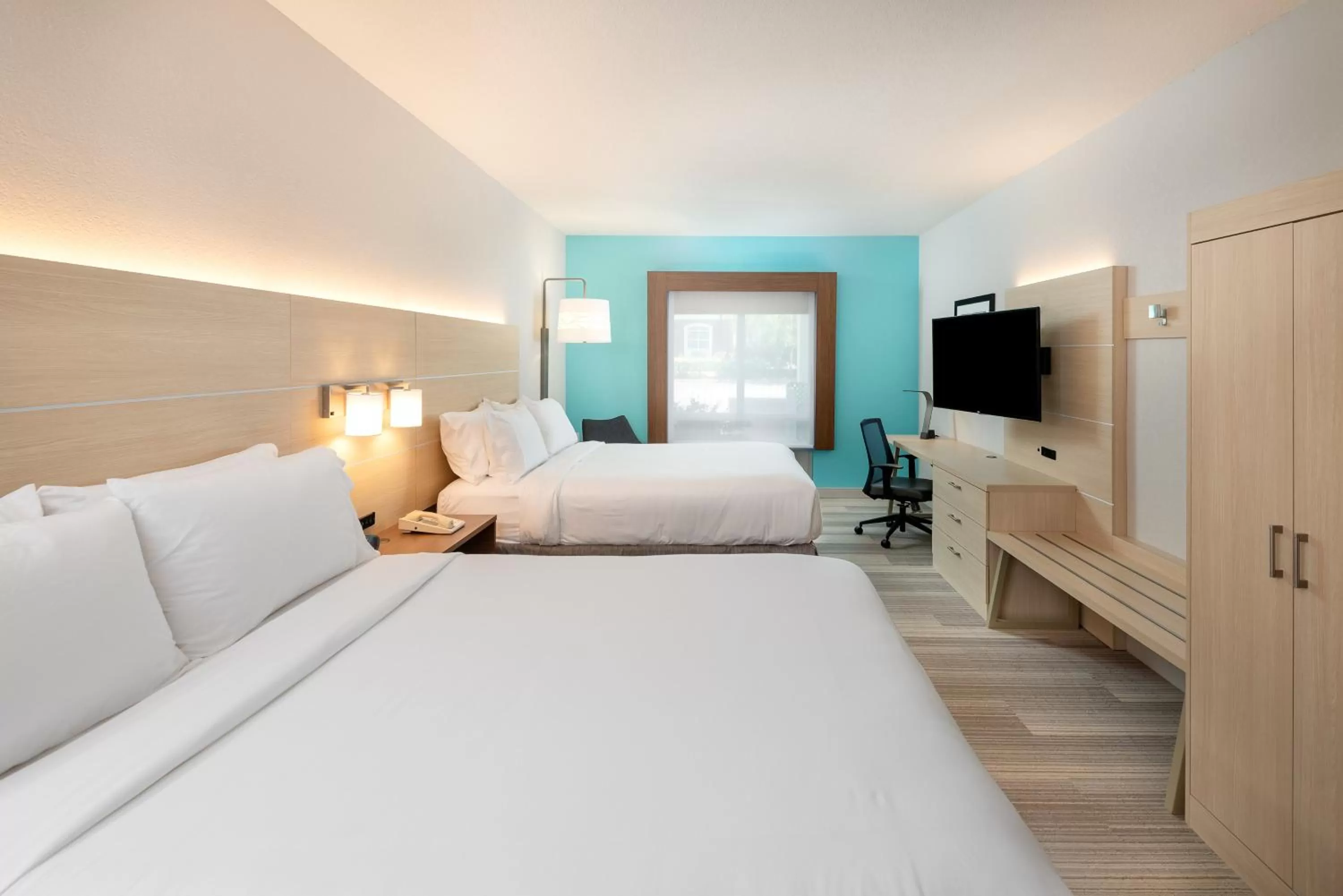 Photo of the whole room, Bed in Holiday Inn Express Daphne-Spanish Fort by IHG