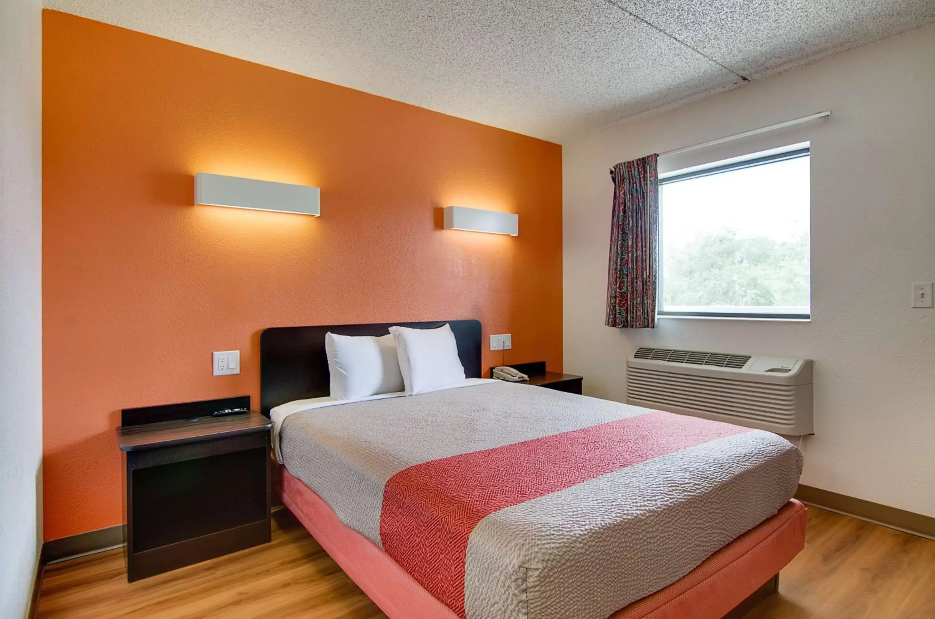 TV and multimedia, Bed in Motel 6-Salina, KS