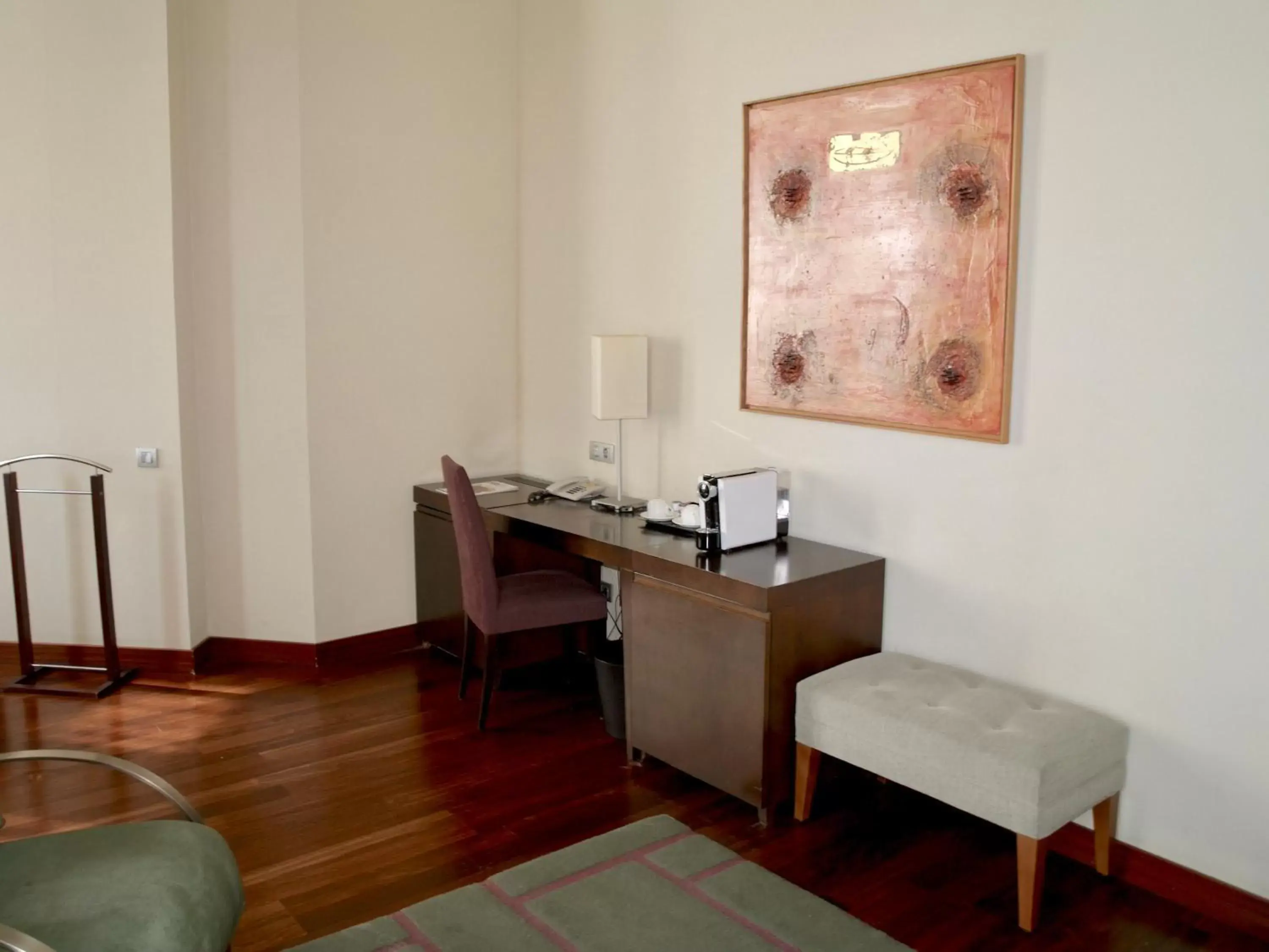 Bedroom, TV/Entertainment Center in Hotel URH Palacio de Oriol