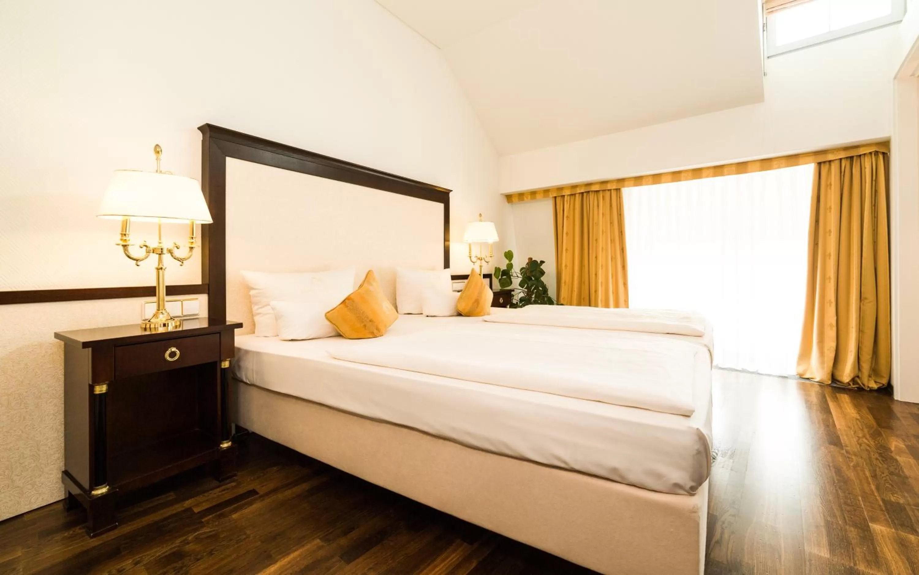 Bedroom, Bed in Hotel Suitess