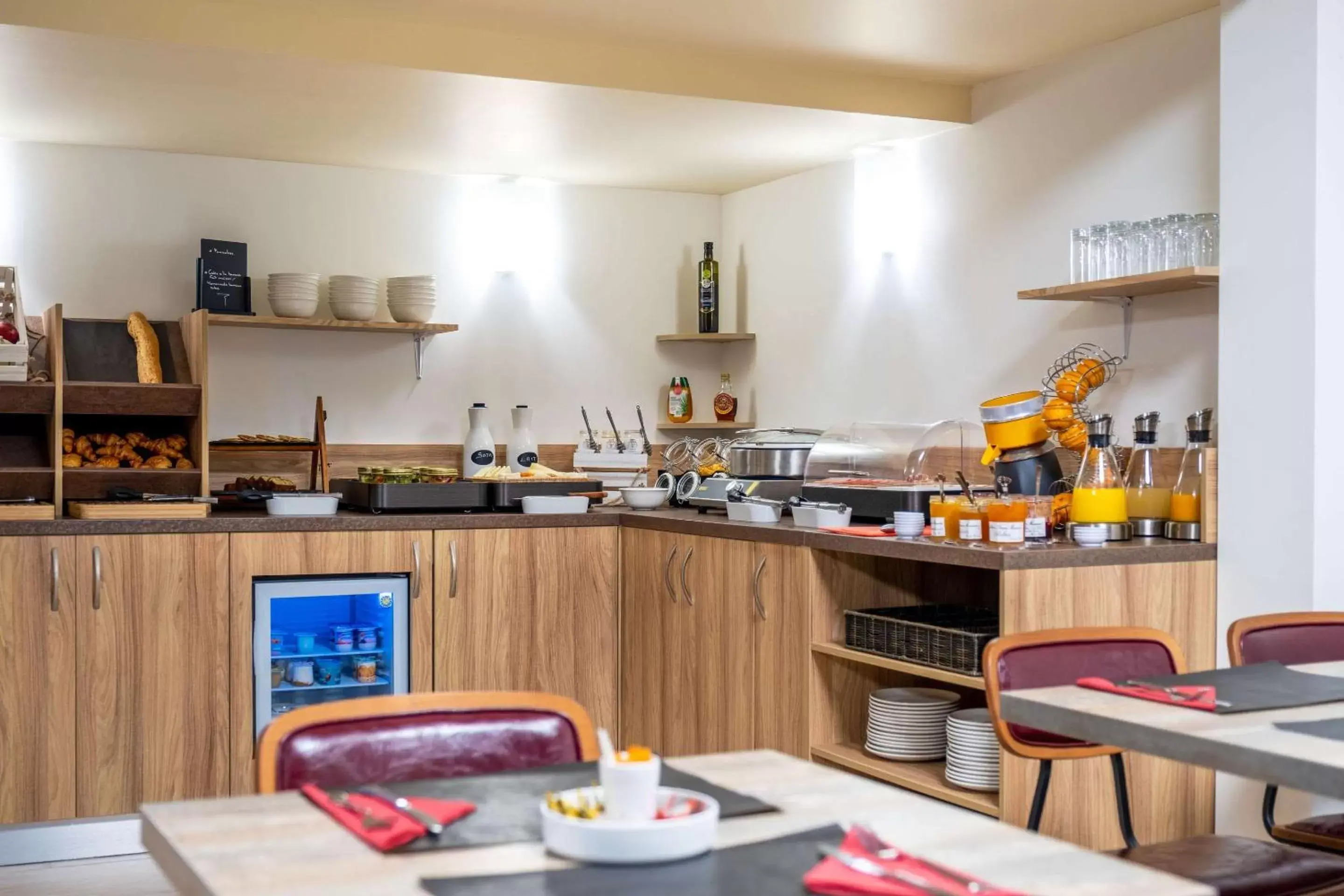 Restaurant/places to eat, Kitchen/Kitchenette in Quality Hotel Toulouse Centre