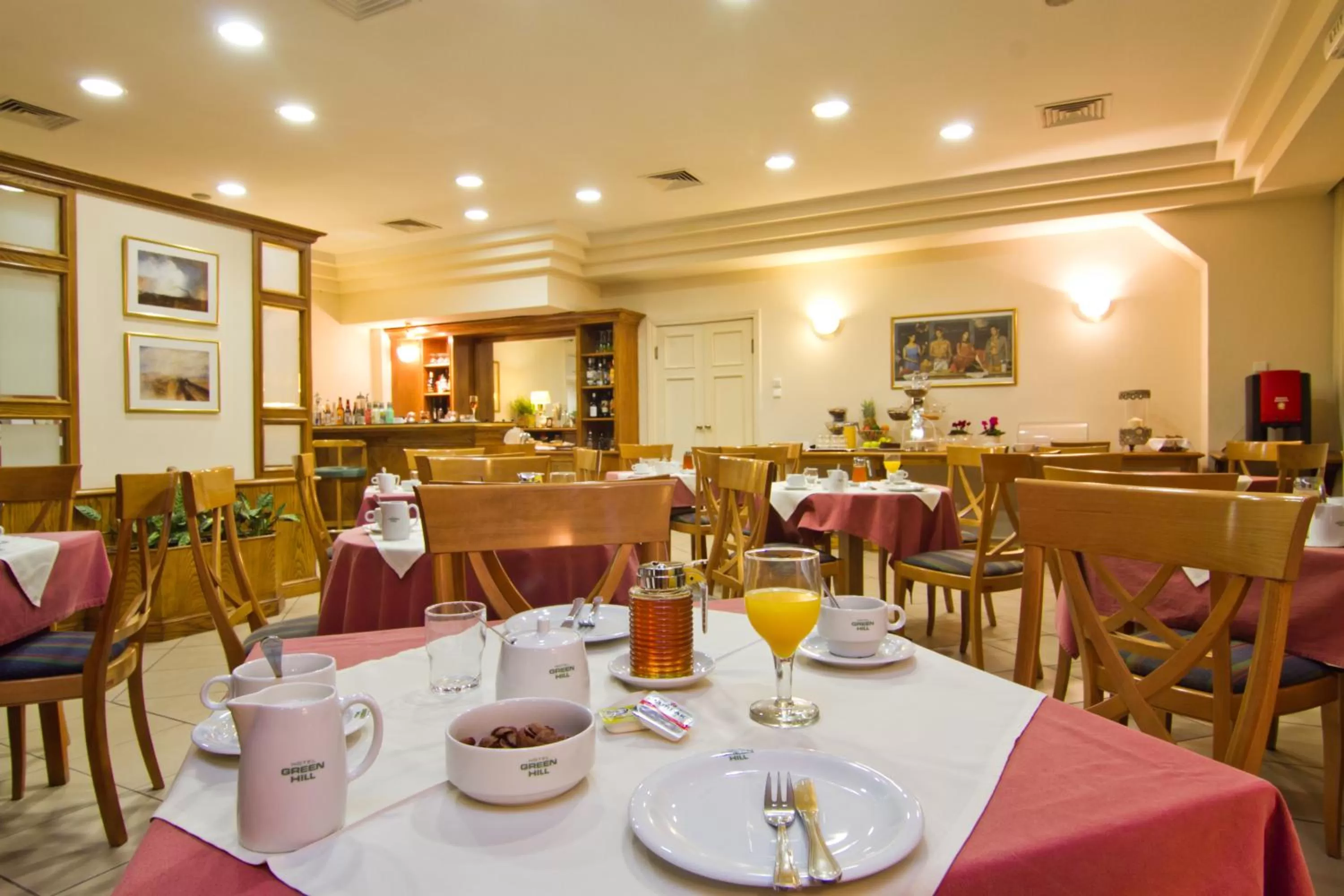 Restaurant/places to eat in Green Hill Hotel