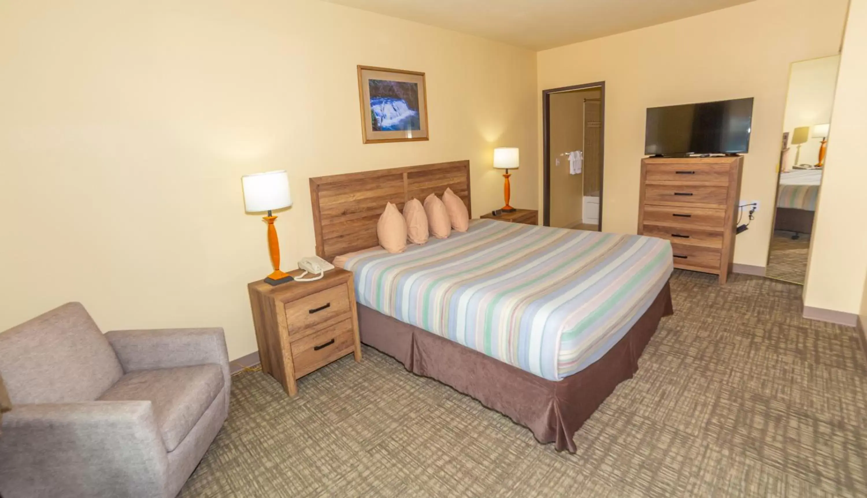 TV and multimedia, Bed in Clatskanie River Inn