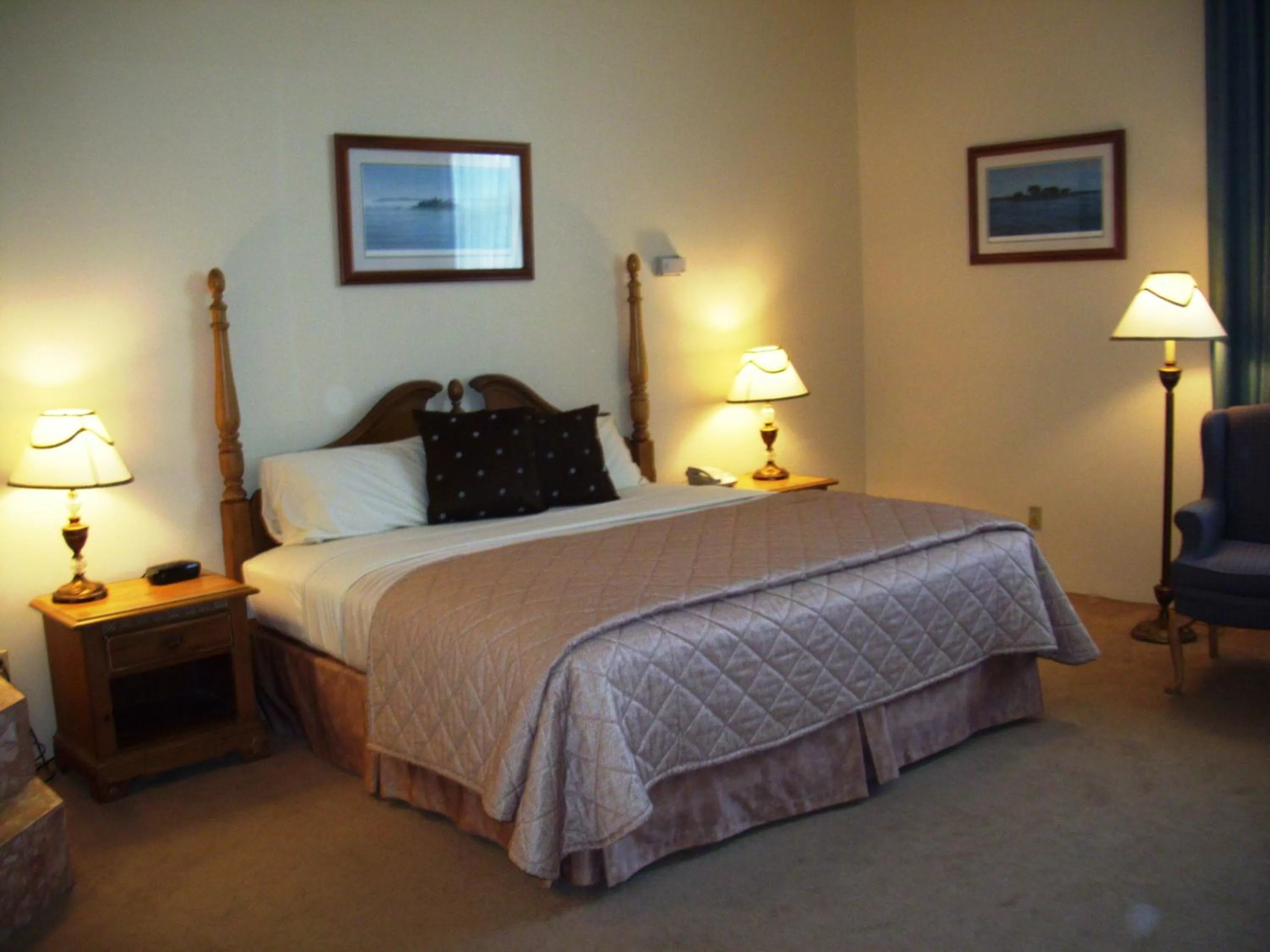 Bed in Riveredge Resort Hotel
