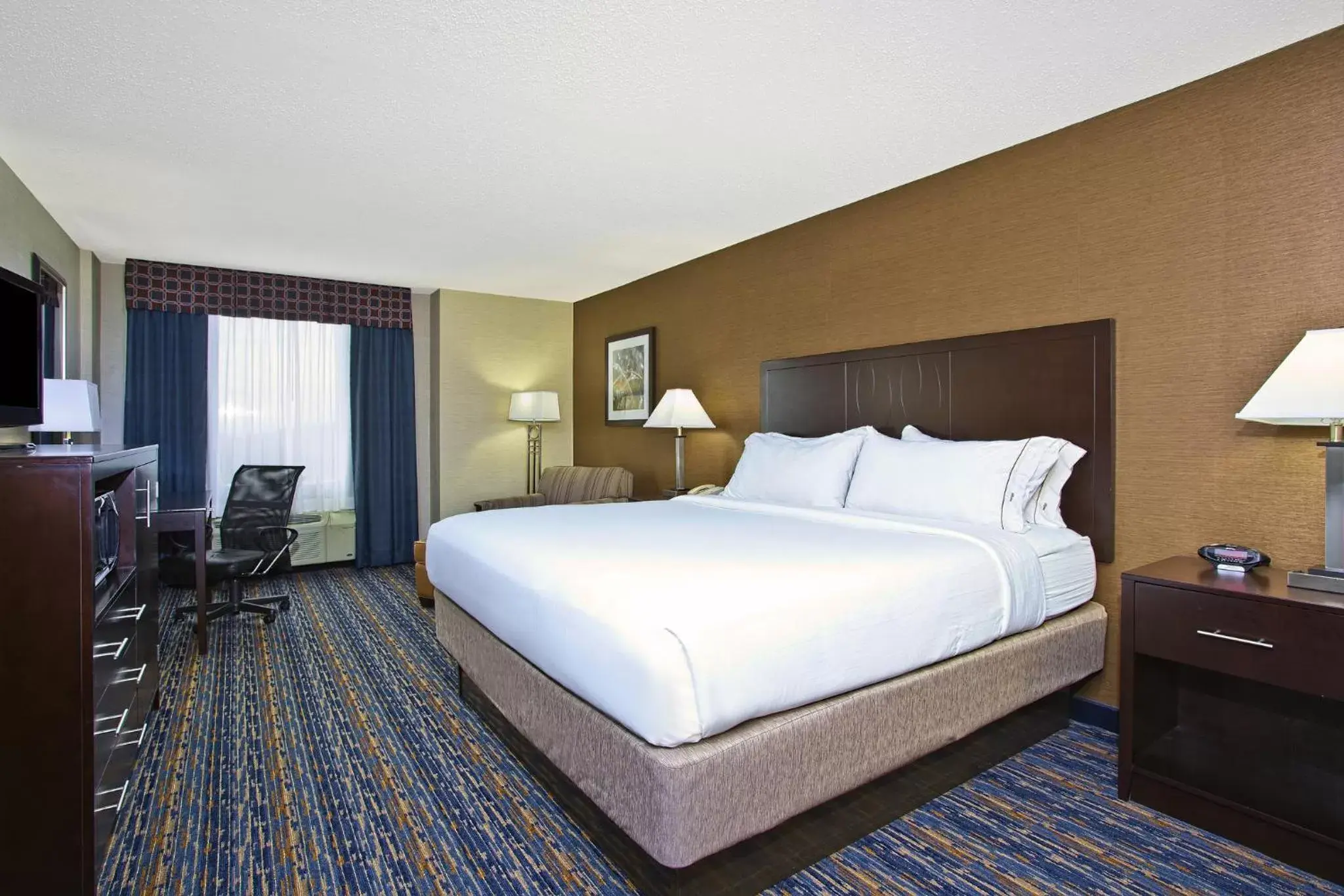 Bed in Holiday Inn Express and Suites Pittsburgh West Mifflin, an IHG Hotel