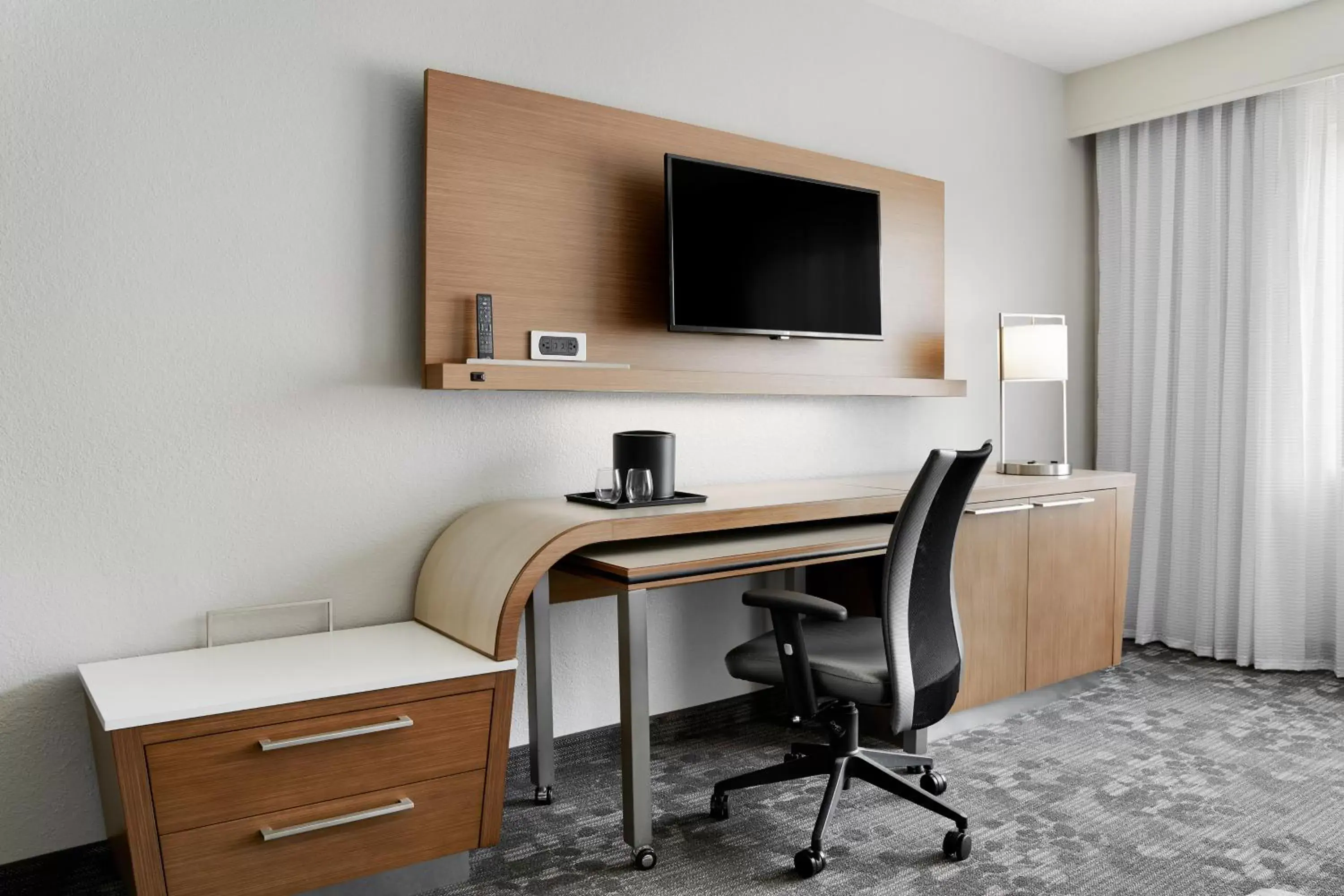 Guest room, 1 King, Sofa bed in Courtyard Milwaukee Downtown Guest room, 1 King, Sofa bed in Courtyard Milwaukee Downtown