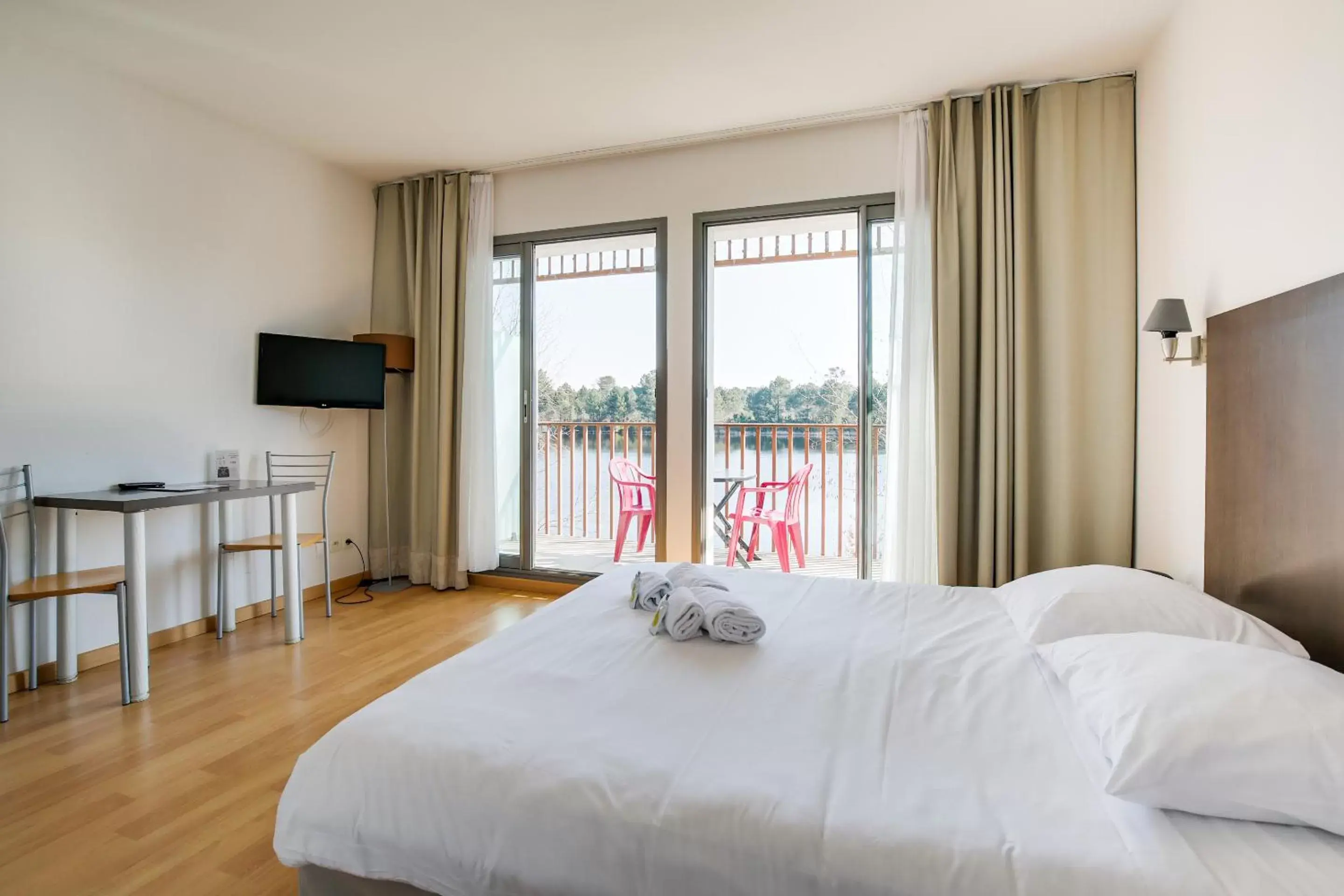 Photo of the whole room in All Suites La Teste – Bassin d’Arcachon