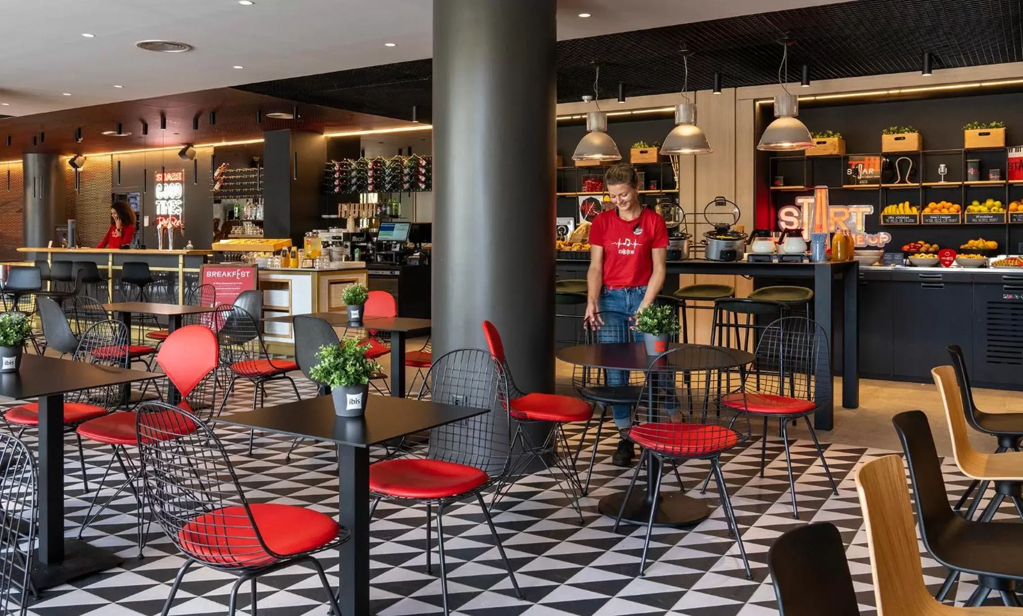 Restaurant/places to eat, Lounge/Bar in Ibis Barcelona Aeropuerto Viladecans