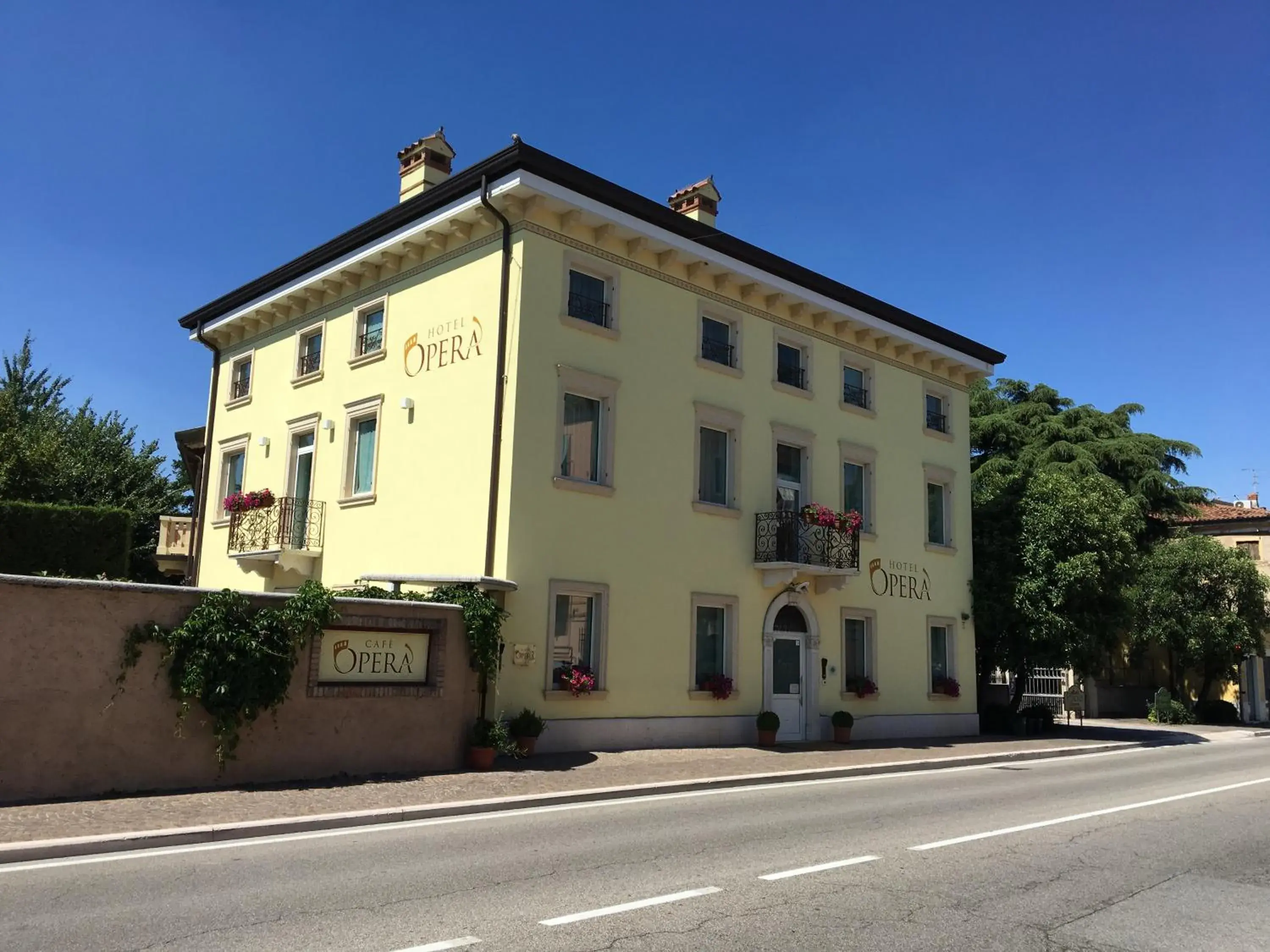 Property Building in Hotel Operà