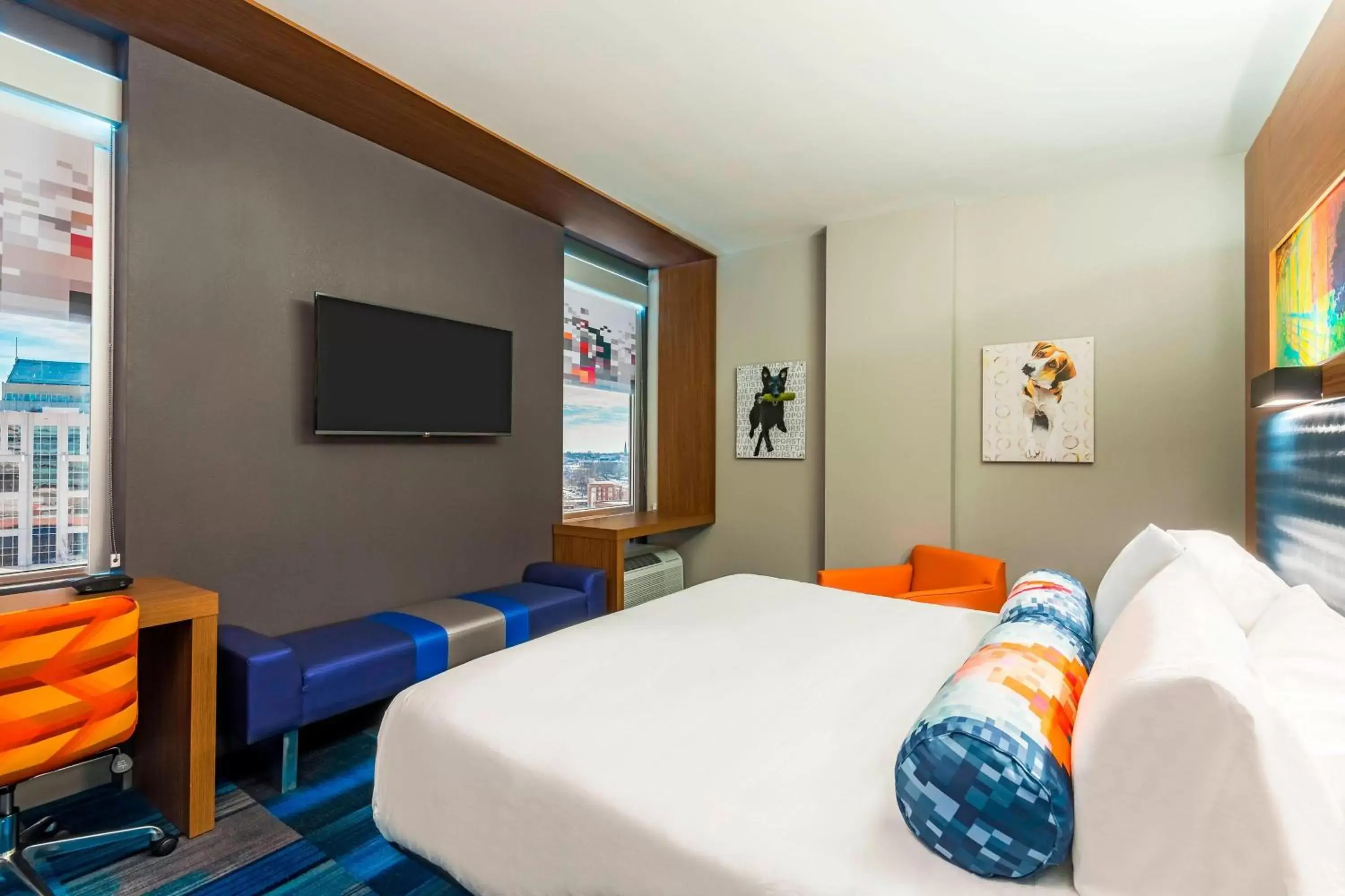 Photo of the whole room, Bed in Aloft Greenville Downtown