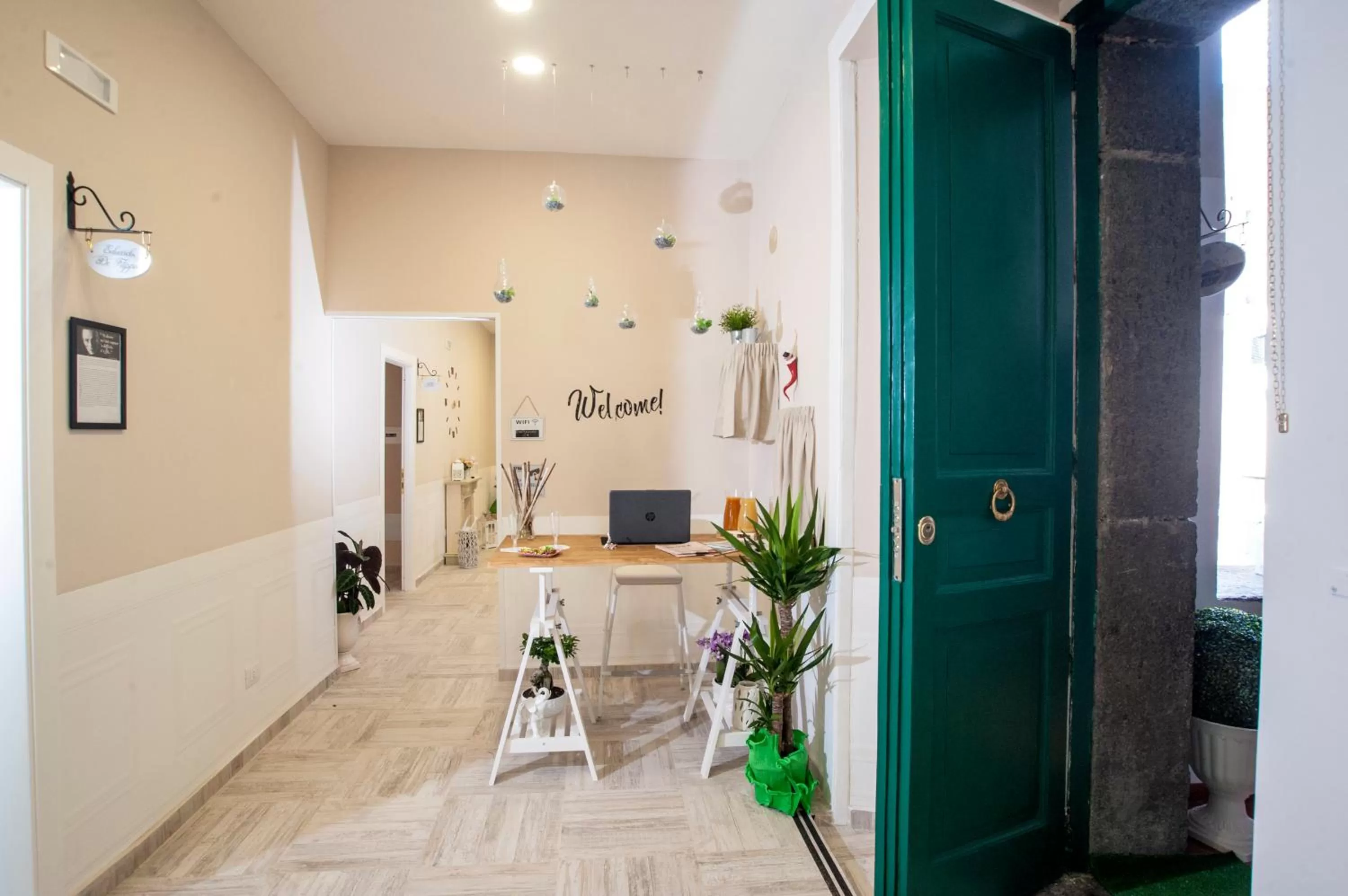 Communal lounge/ TV room in Pontenuovo Bed