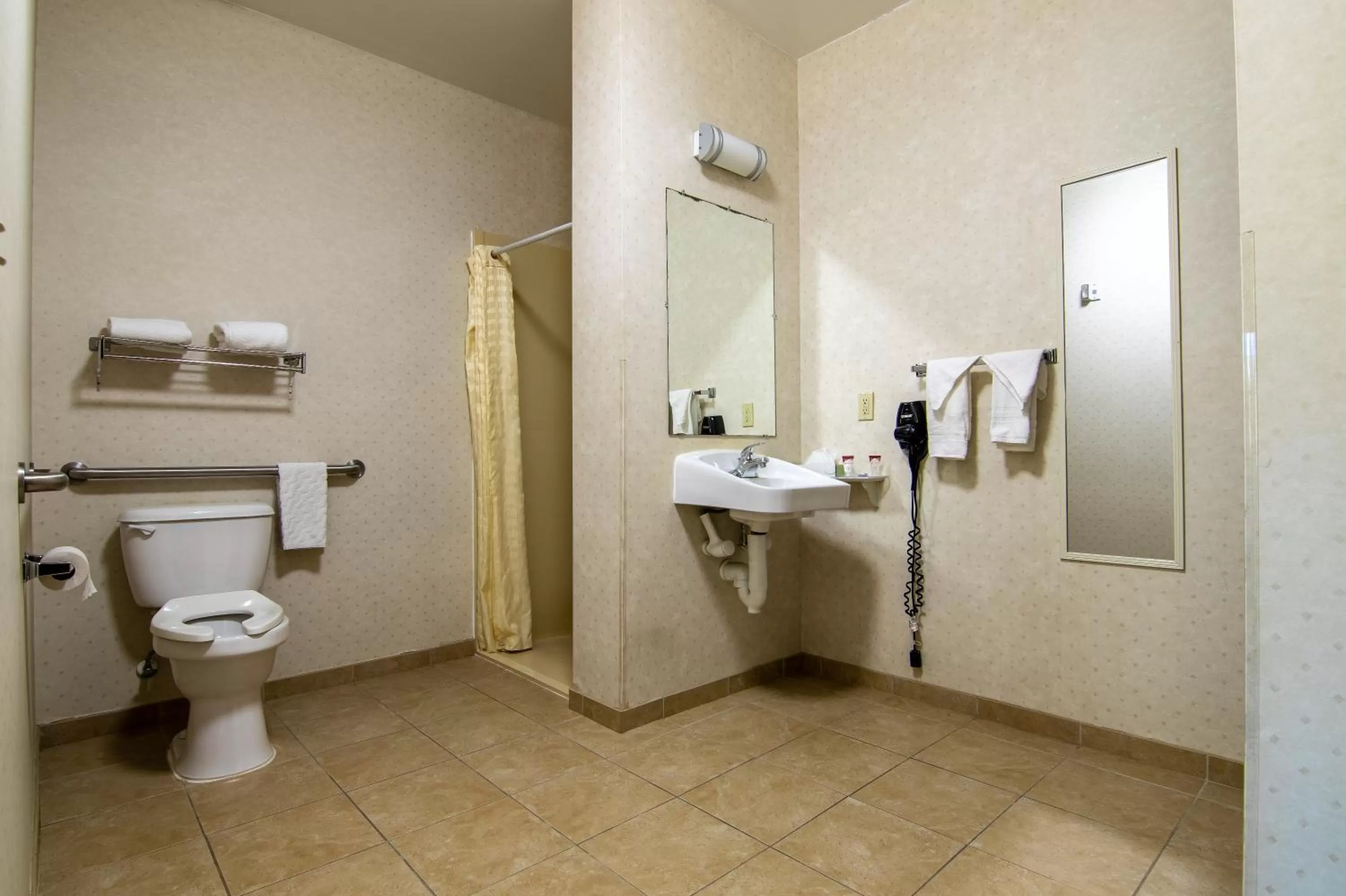 Shower in Executive Inn & Suites Upper Marlboro