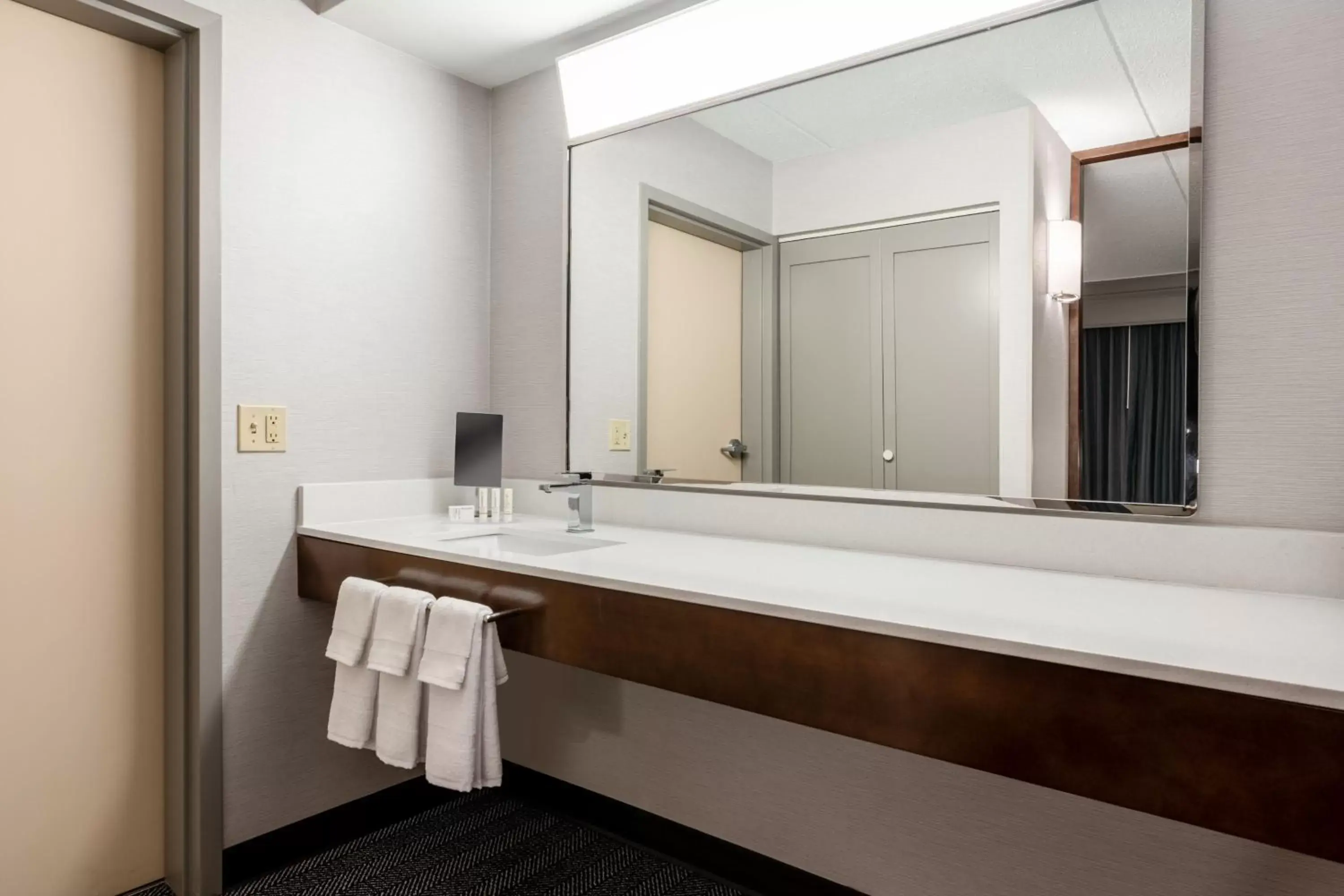 Photo of the whole room, Bathroom in Courtyard Columbus Airport