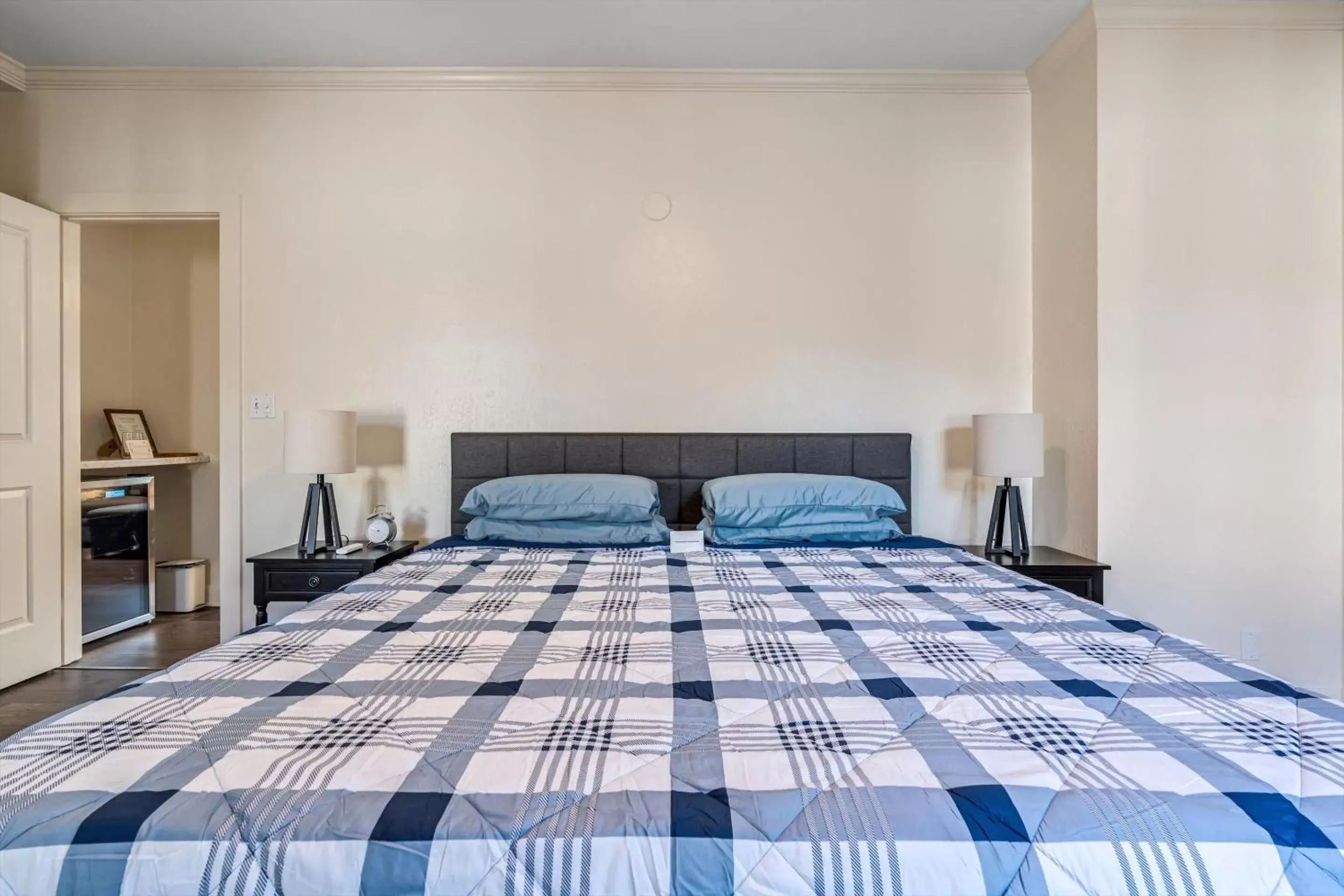 Bed in Cinnamon Bear Creekside Inn Bed in Cinnamon Bear Creekside Inn