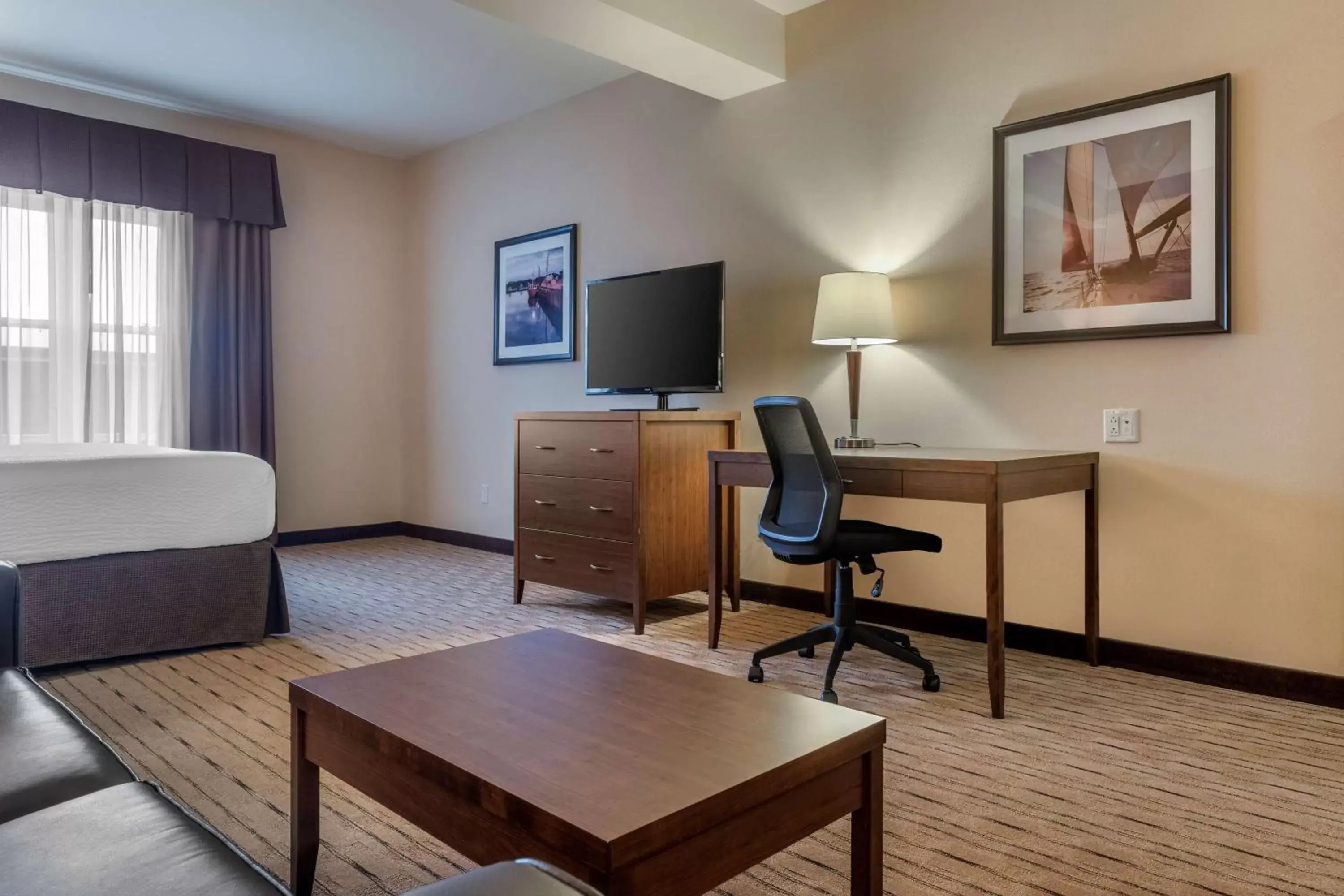 Bedroom, TV/Entertainment Center in Best Western Plus, Bathurst Hotel & Suites