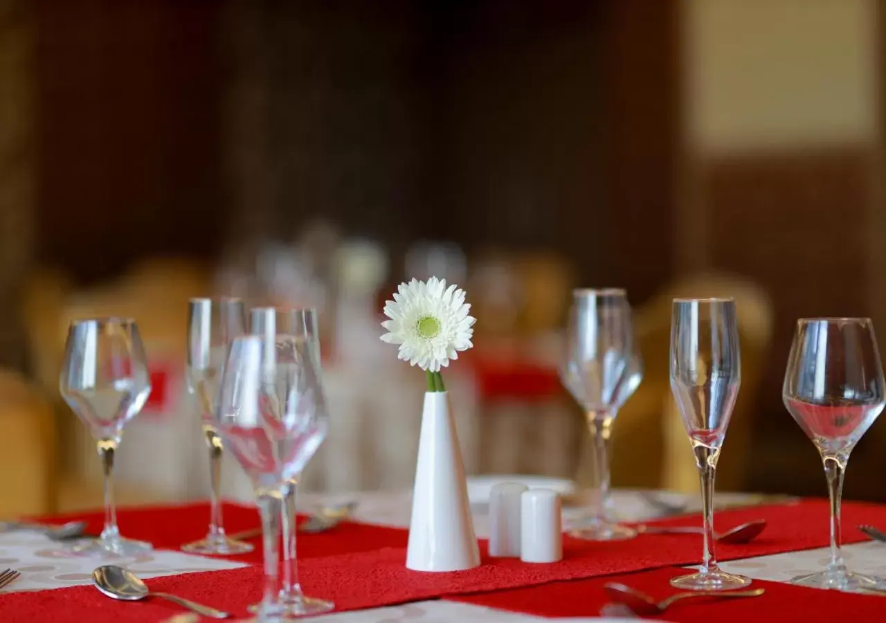 Banquet/Function facilities, Restaurant/Places to Eat in E Hotel