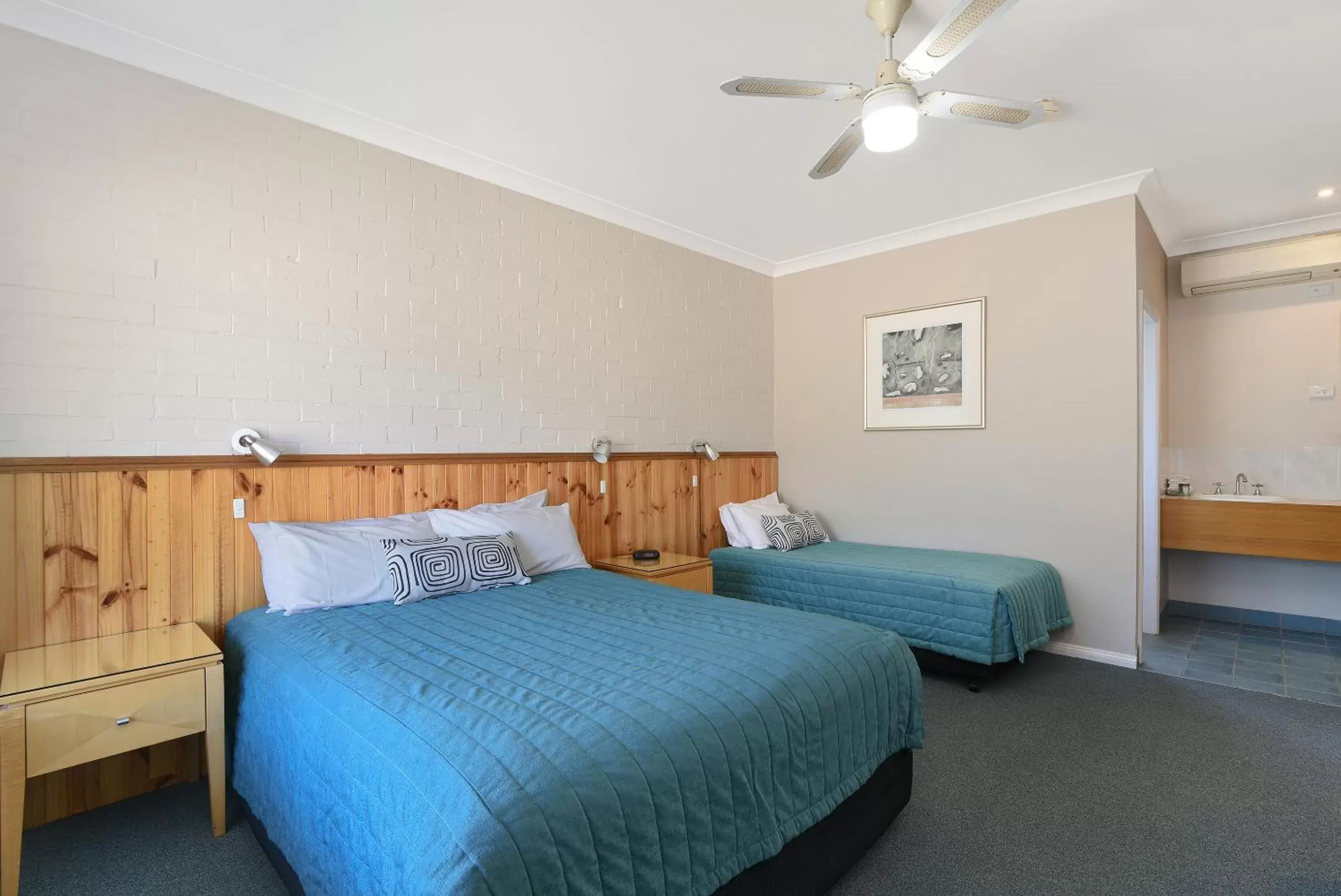 Photo of the whole room, Bed in Catalina Motel Lake Macquarie