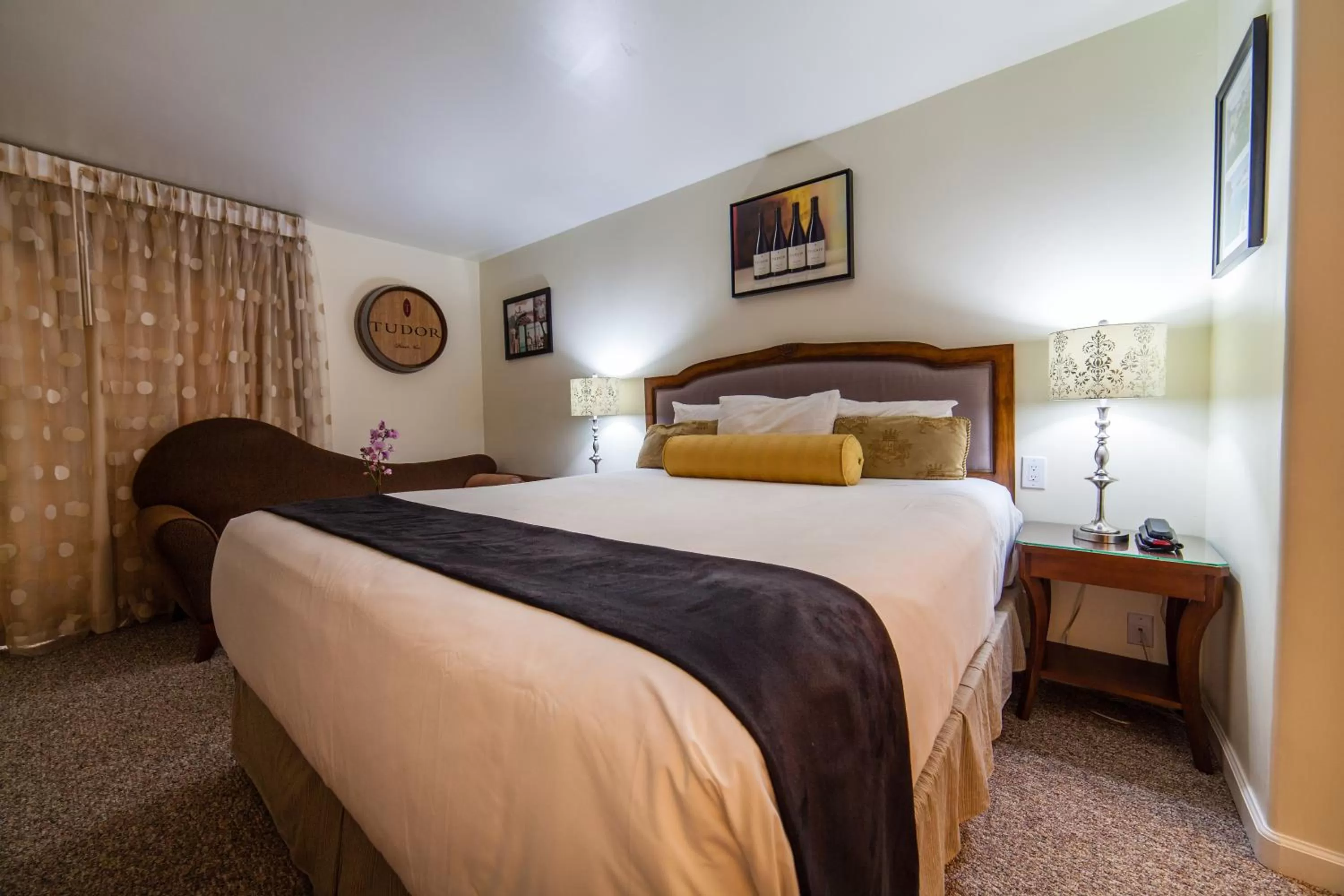 Photo of the whole room, Bed in The Vendange Carmel Inn & Suites