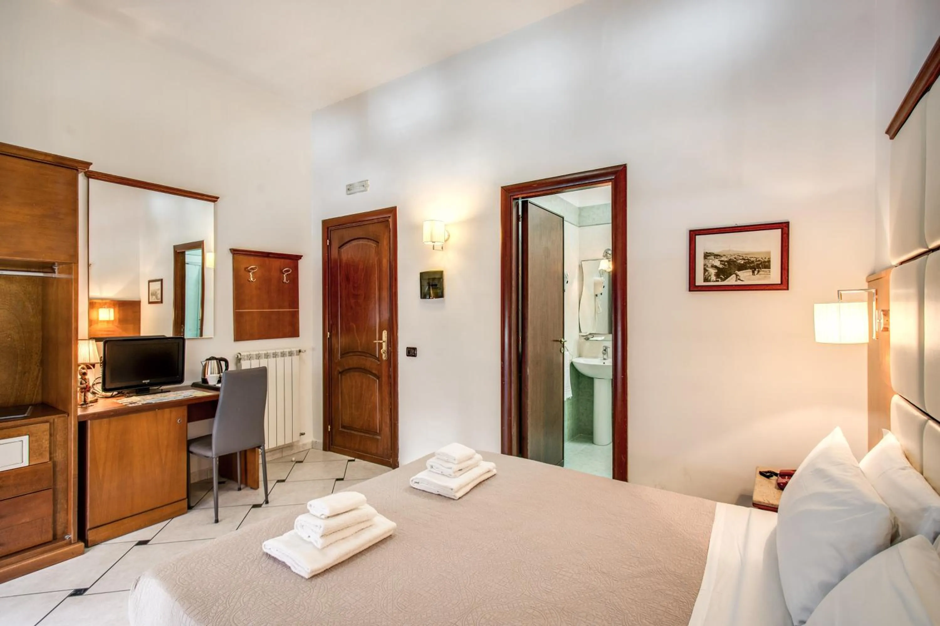 Bathroom, TV/Entertainment Center in Hotel Garibaldi