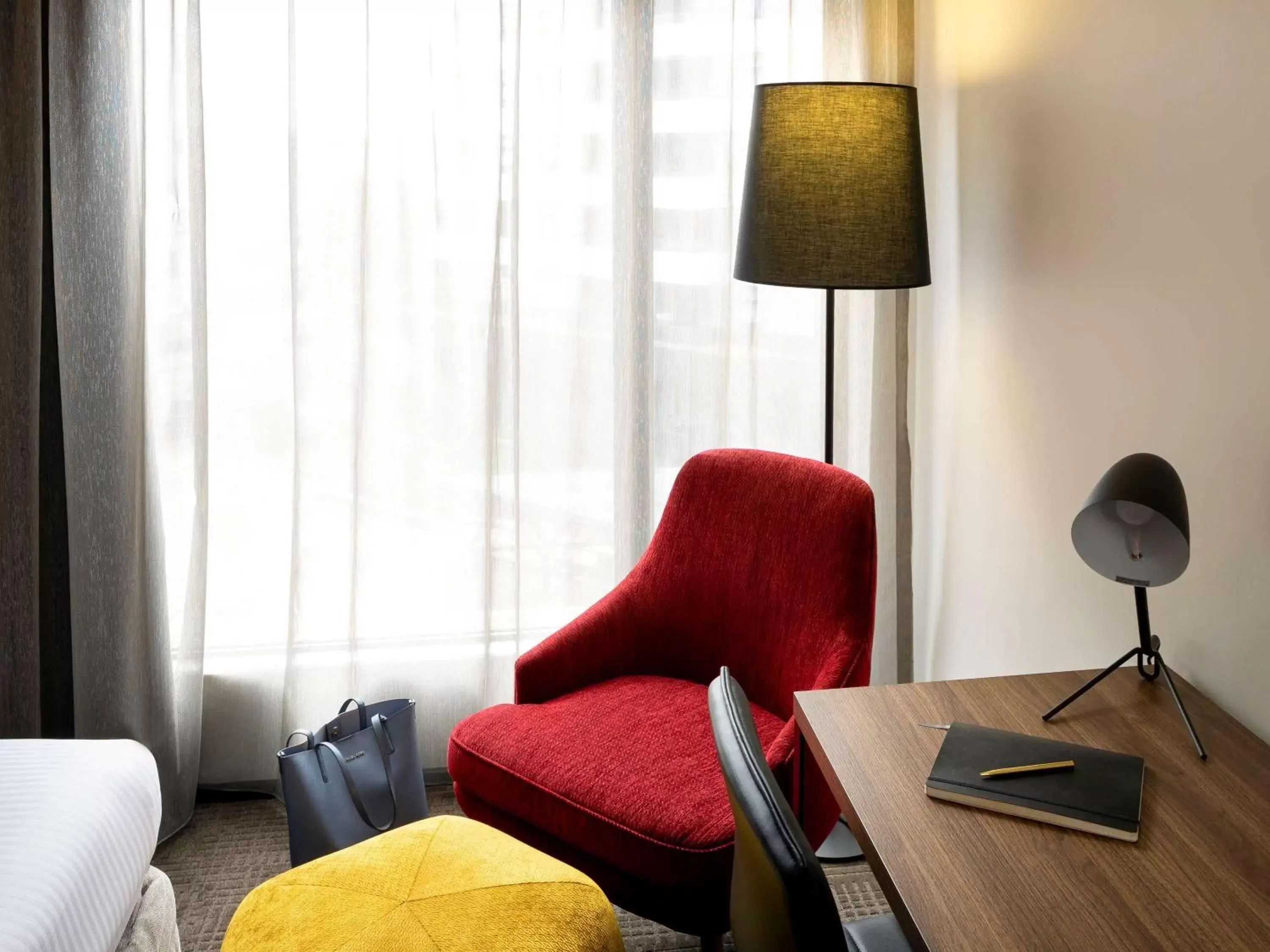 Photo of the whole room, Seating Area in Novotel Sydney International Airport