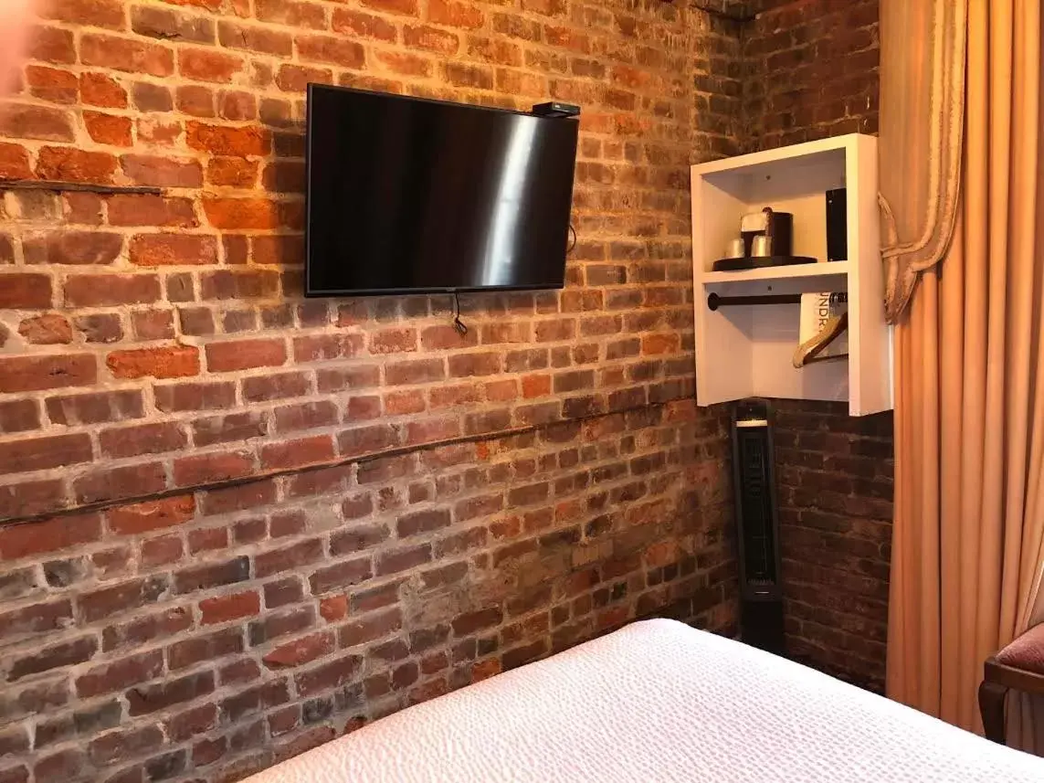 TV and multimedia, TV/Entertainment Center in Lafitte Hotel & Bar