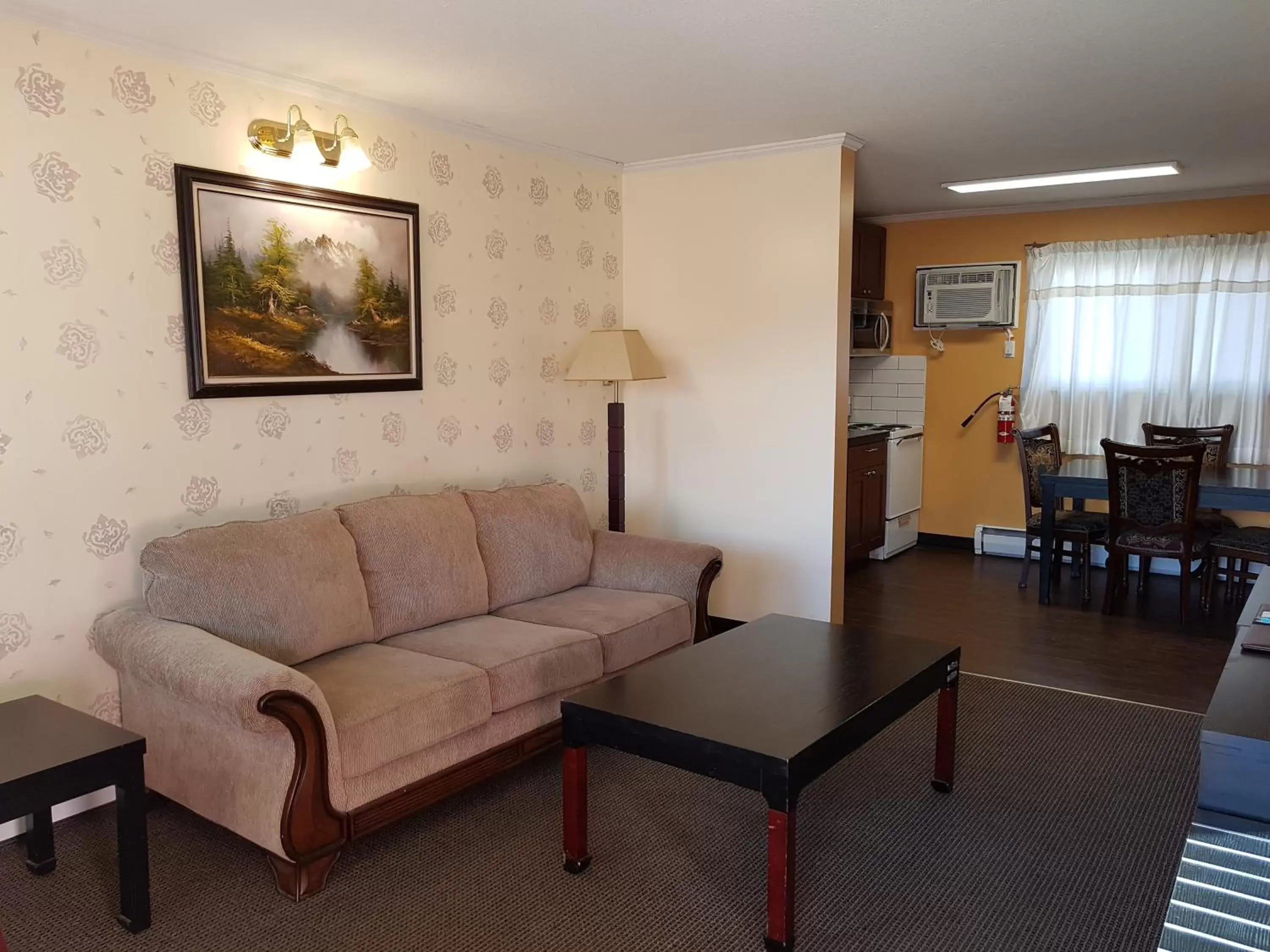 Living room, Seating Area in Alpine Inn & Suites