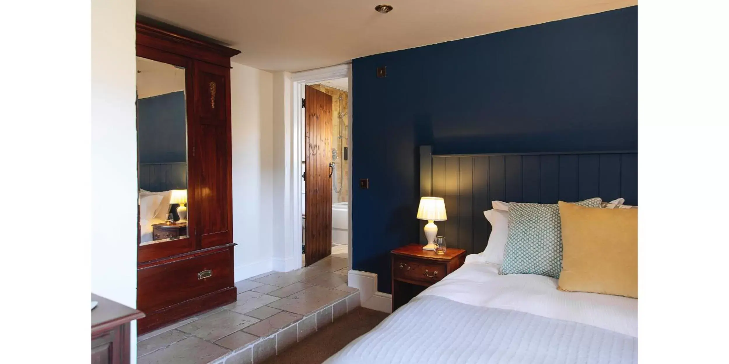 Bedroom, Bed in The Blue Ball Inn