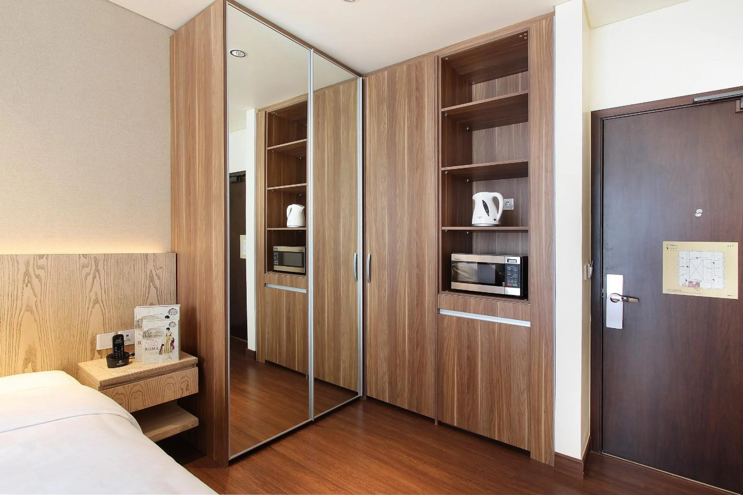 Coffee/tea facilities, Bed in Dwijaya House of Pakubuwono