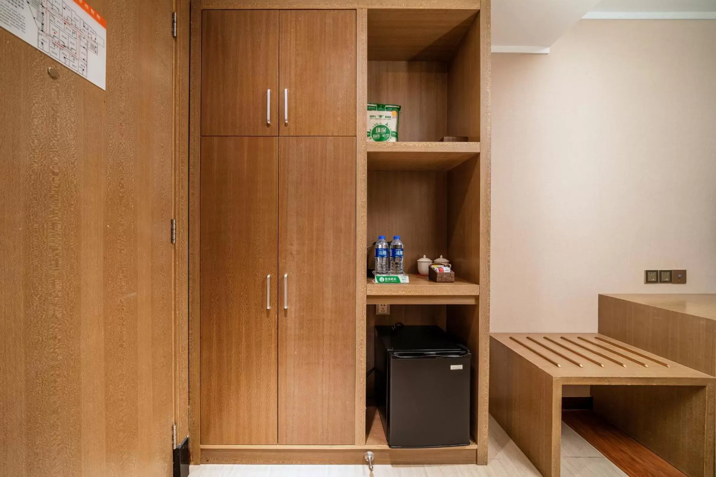 wardrobe, TV/Entertainment Center in Guangzhou Boyi Hotel