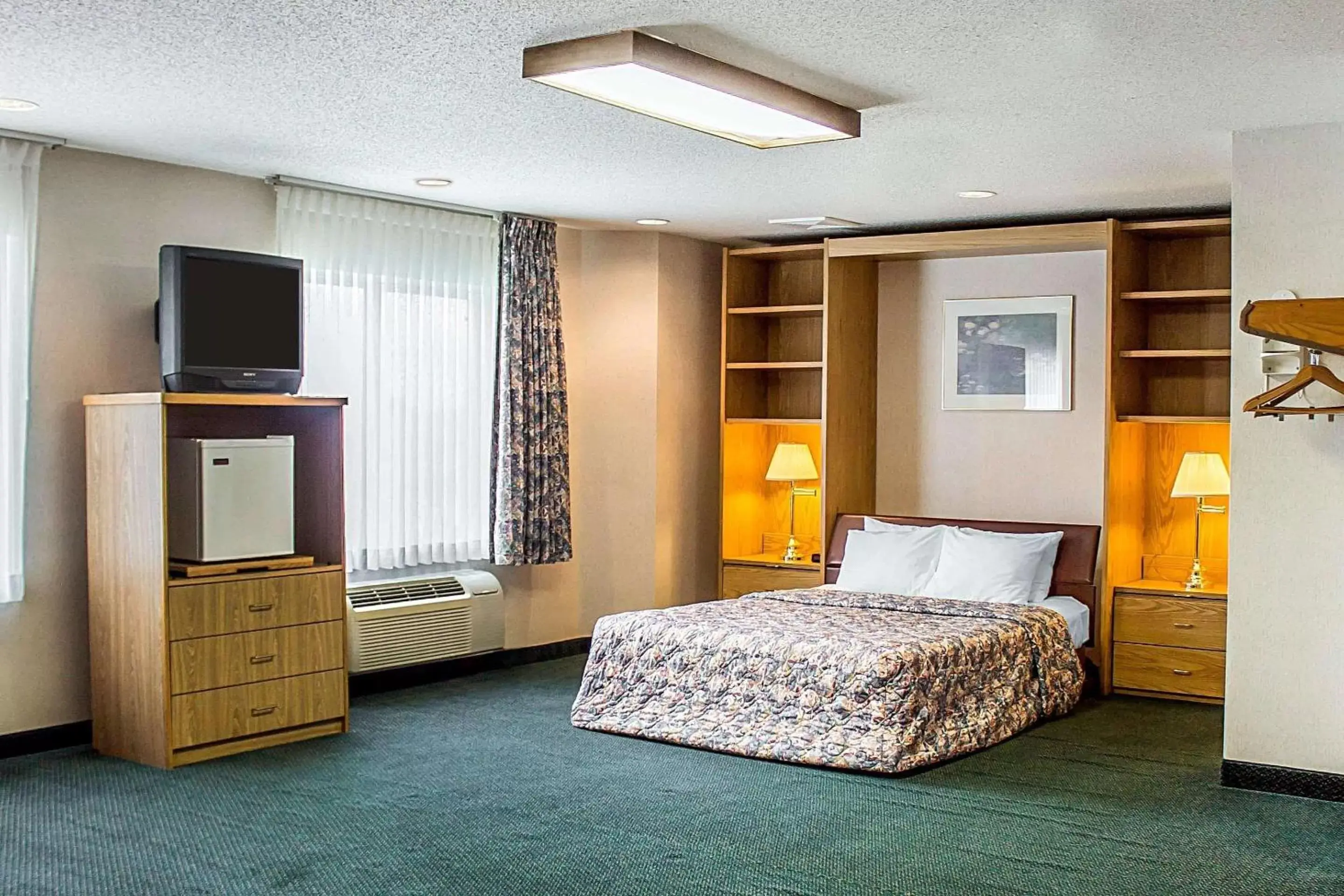 Photo of the whole room, Bed in Rodeway Inn Abbotsford