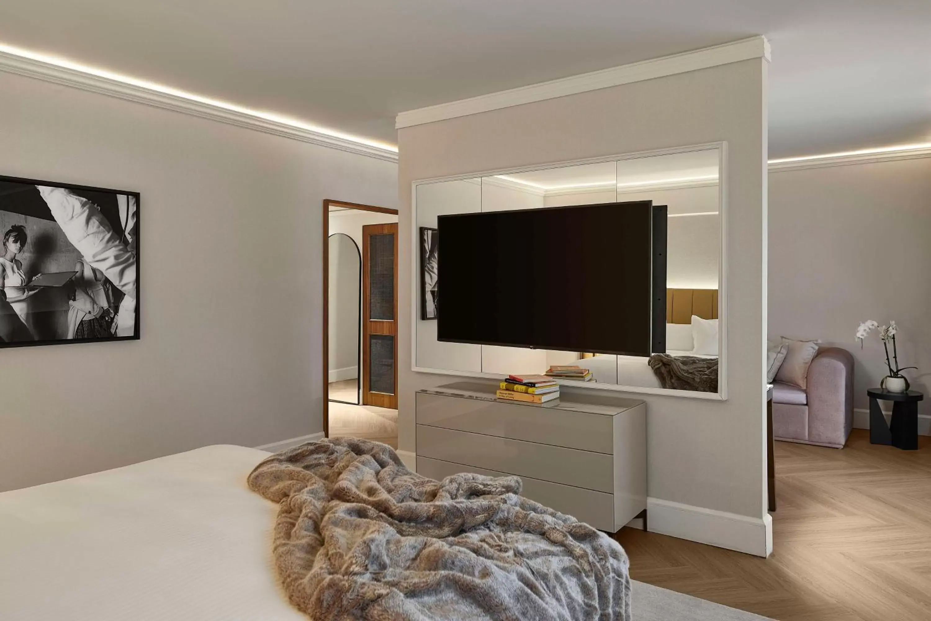 Bed, TV/Entertainment Center in Vogue Hotel Montreal Downtown, Curio Collection by Hilton