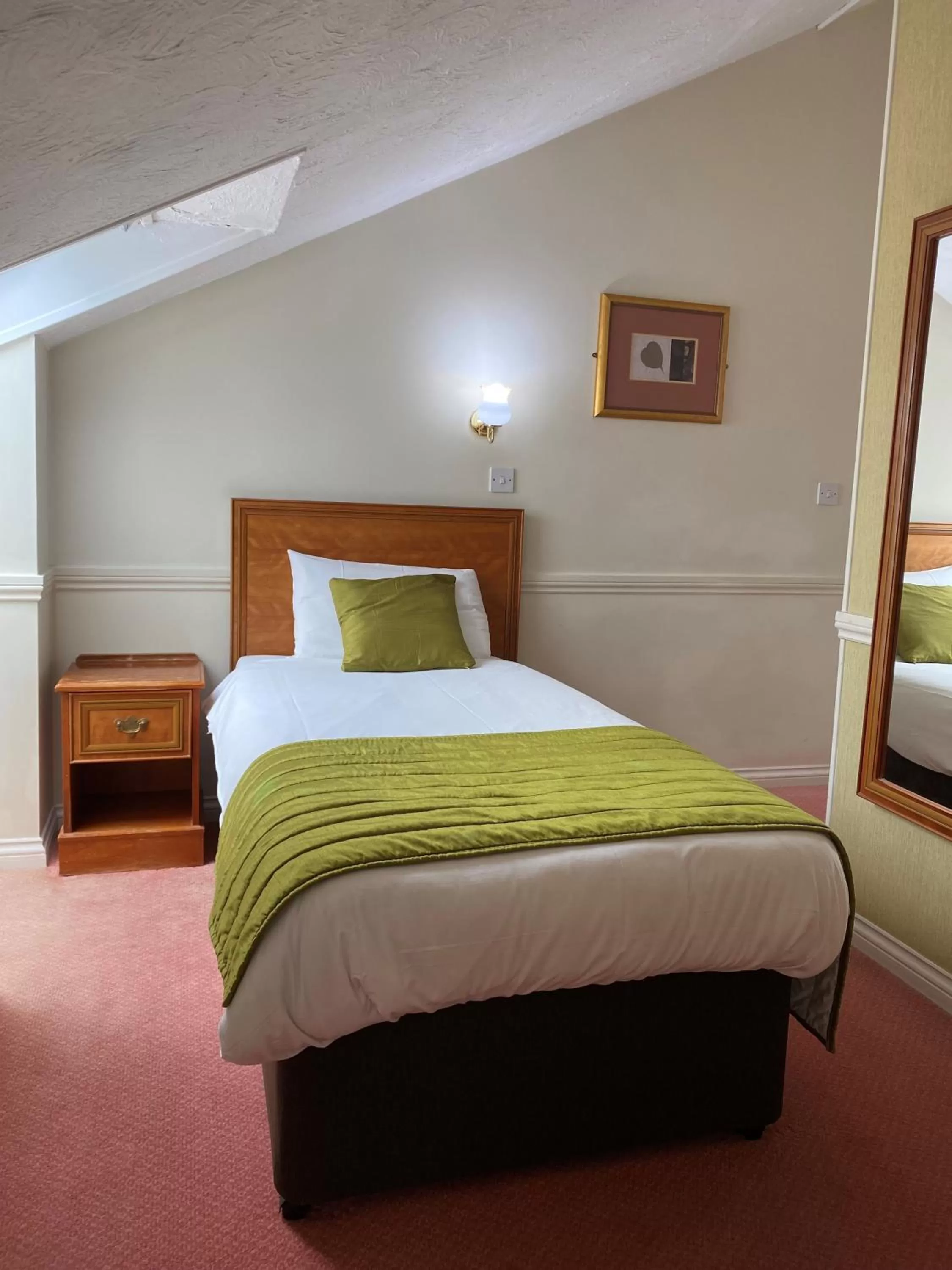 Bedroom, Bed in Alton House Hotel