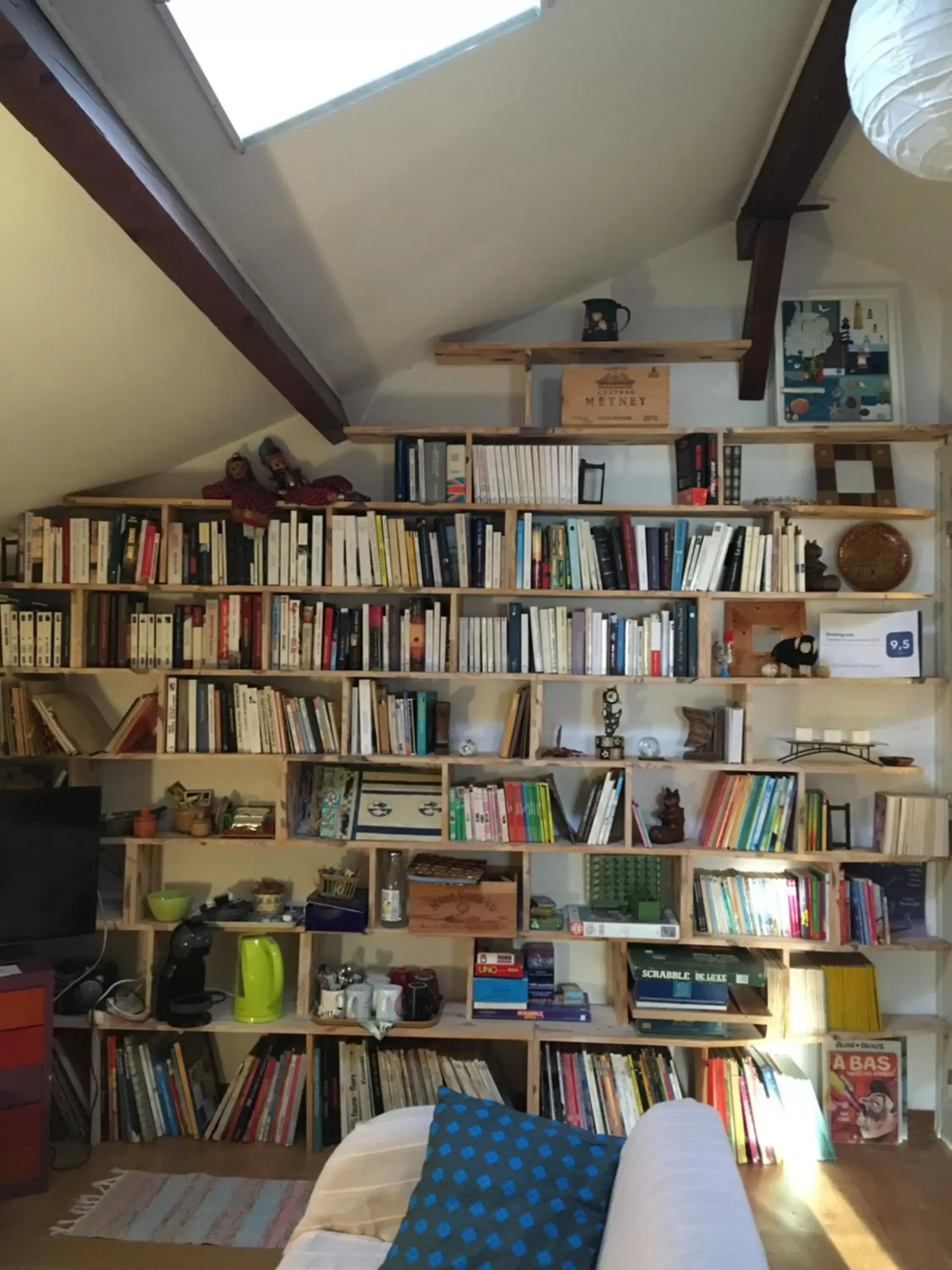 Library in La Chambre Du Voyageur