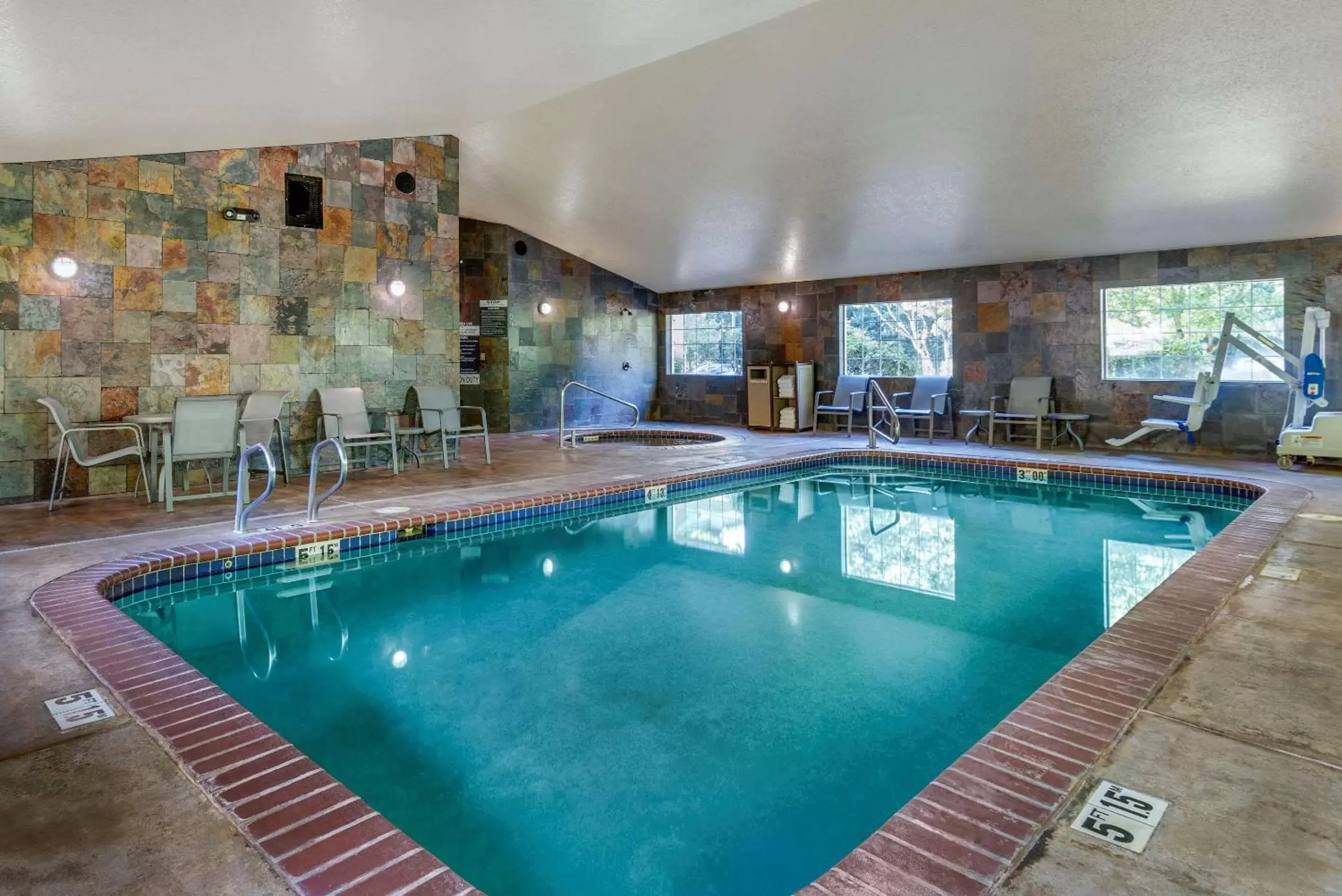 On site, Swimming Pool in Comfort Inn & Suites Tualatin - Lake Oswego South