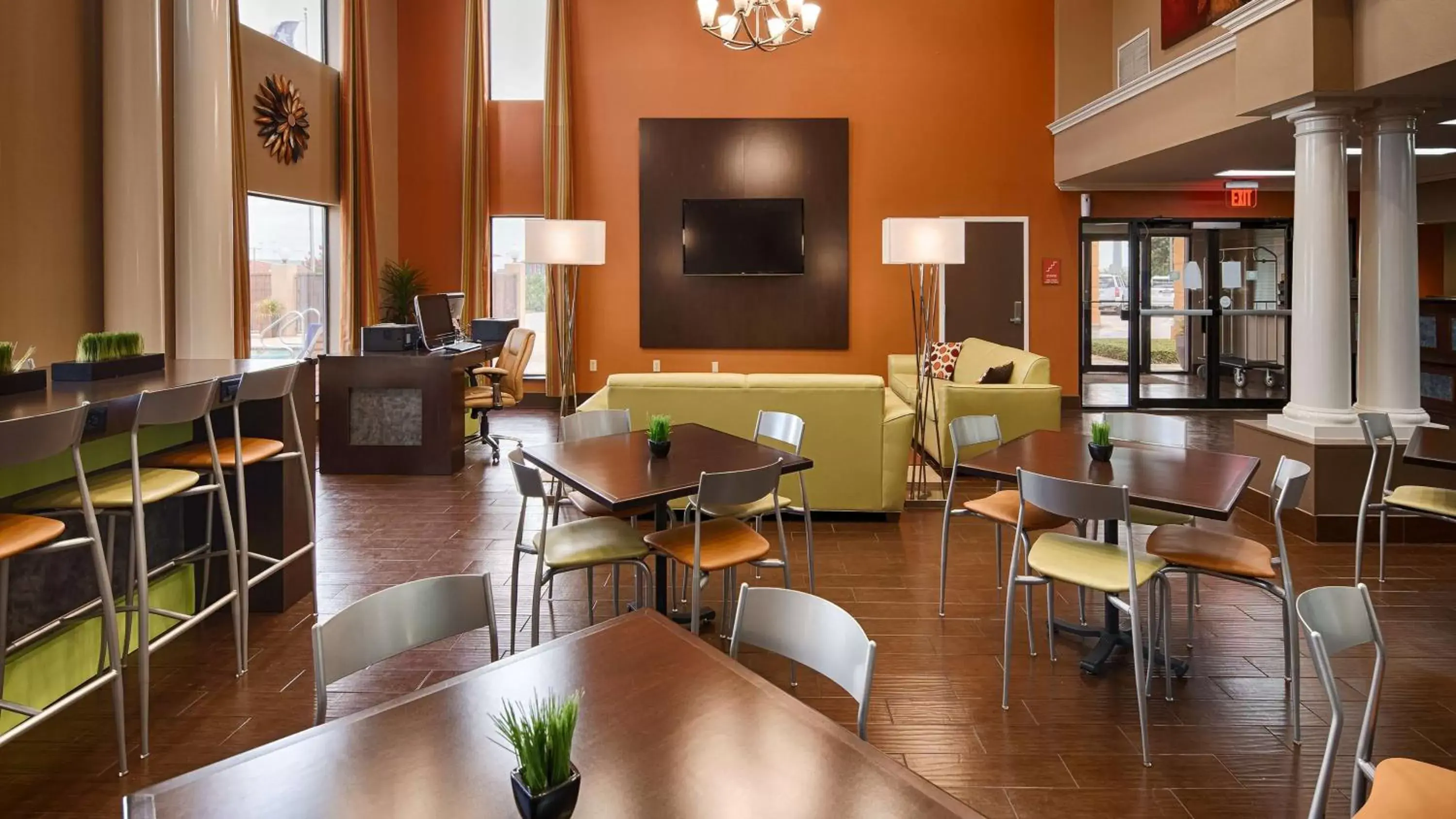 Lobby or reception, Lounge/Bar in Best Western Inn & Suites