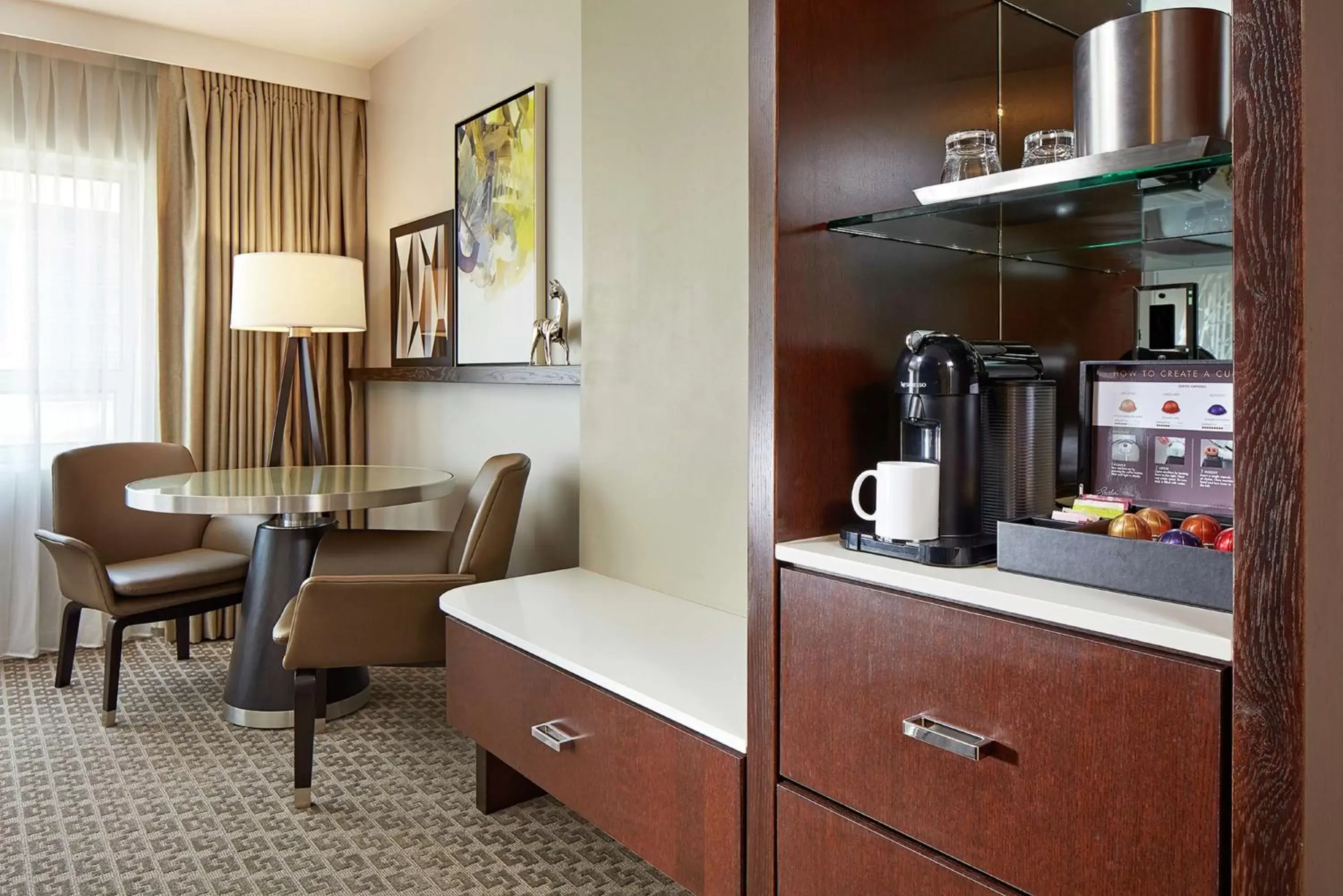 Bedroom, Kitchen/Kitchenette in The Statler Dallas, Curio Collection By Hilton