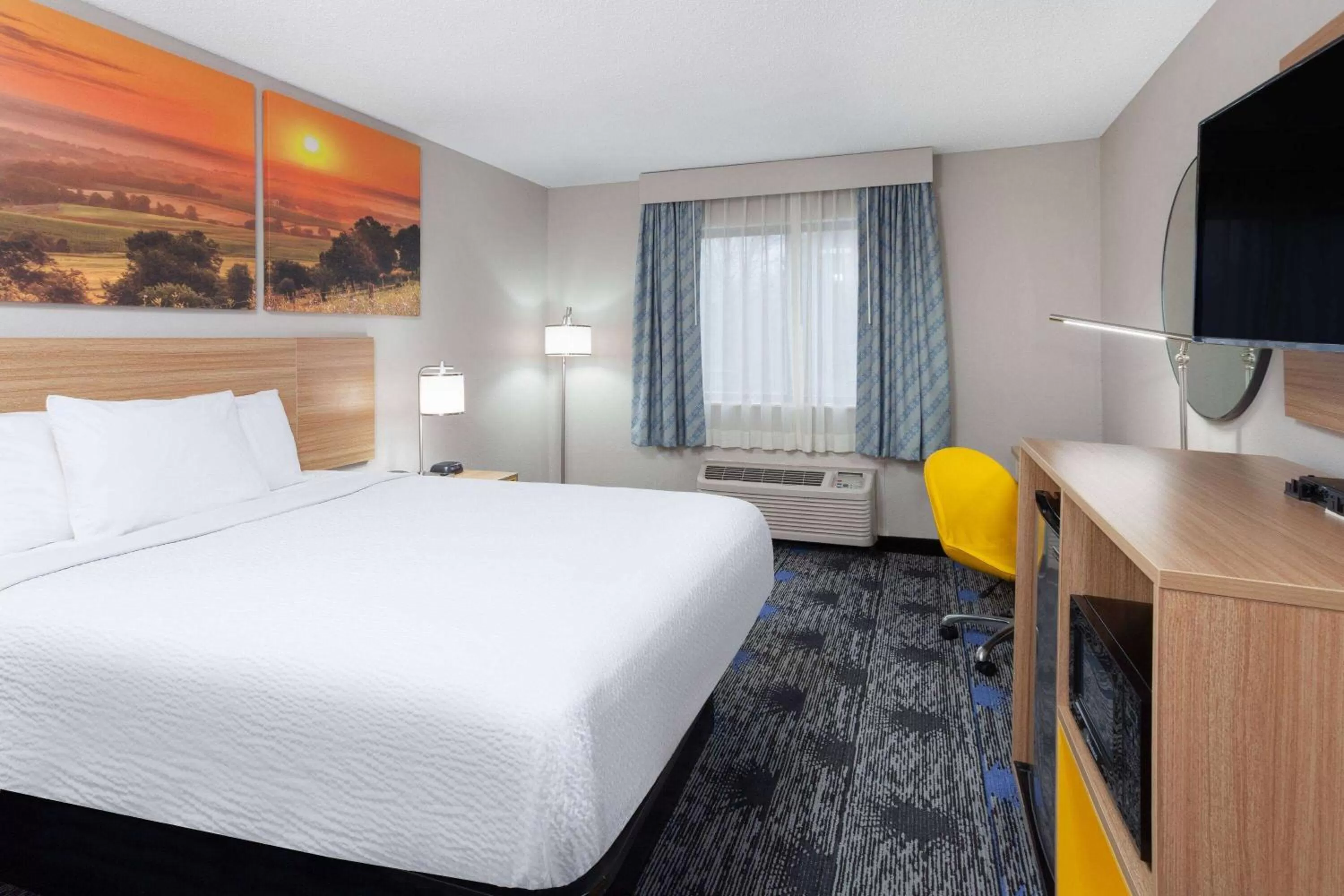 Photo of the whole room, Bed in Days Inn by Wyndham Wooster