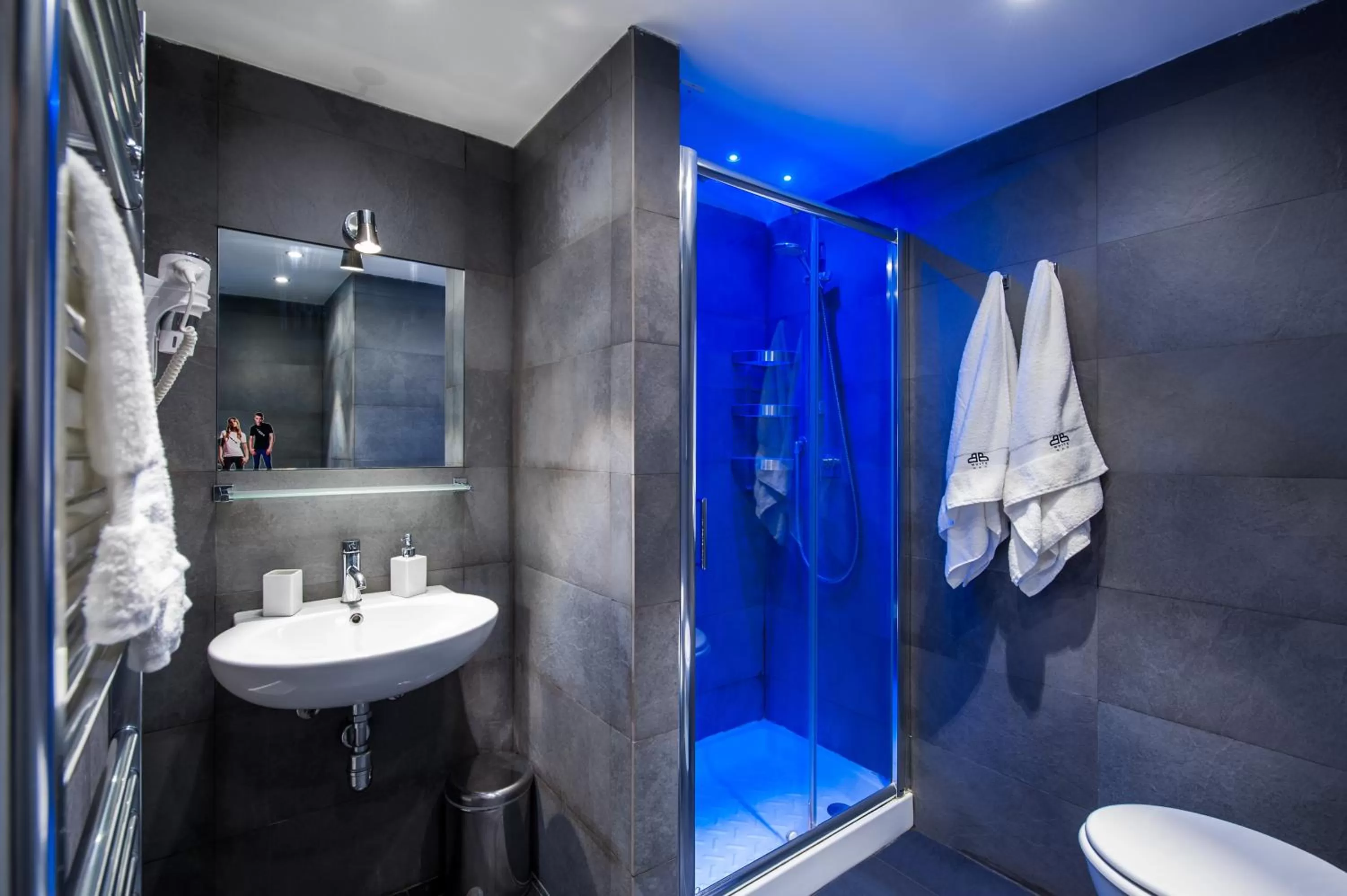 Shower, Bathroom in B&B White