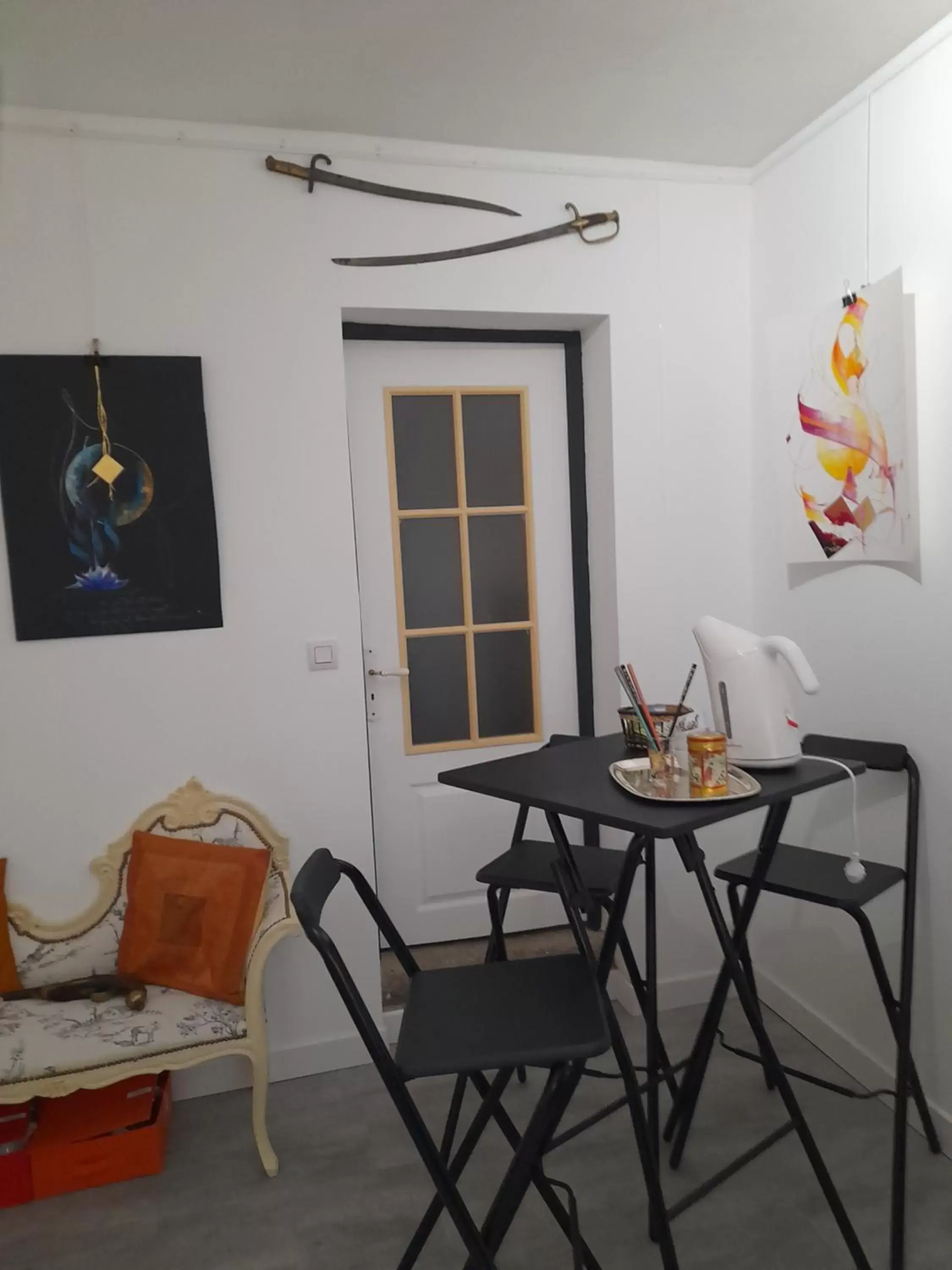 Living room, Seating Area in La chambre de Garance et ses couleurs d'art