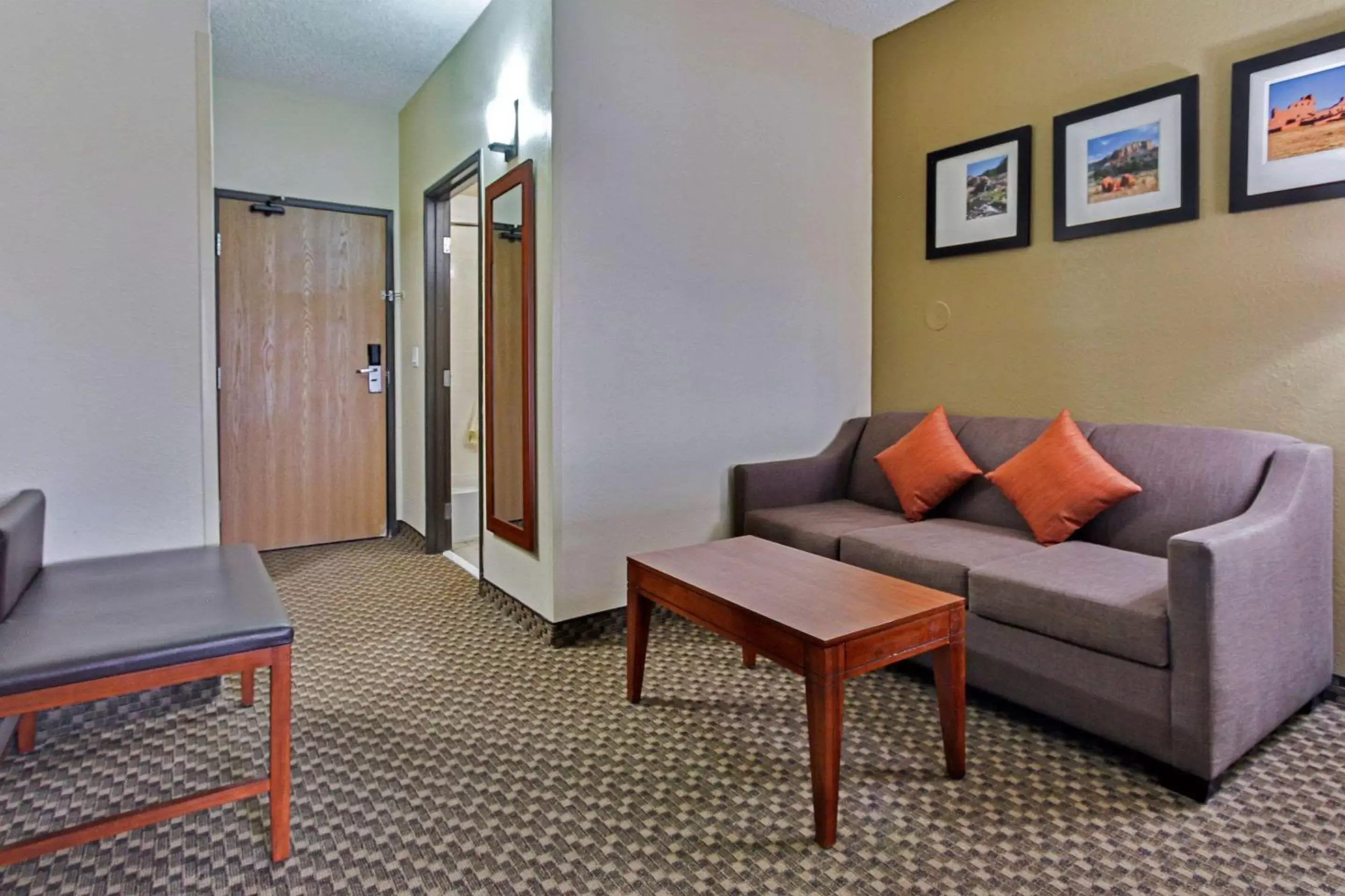 Photo of the whole room, Seating Area in Comfort Suites University Las Cruces