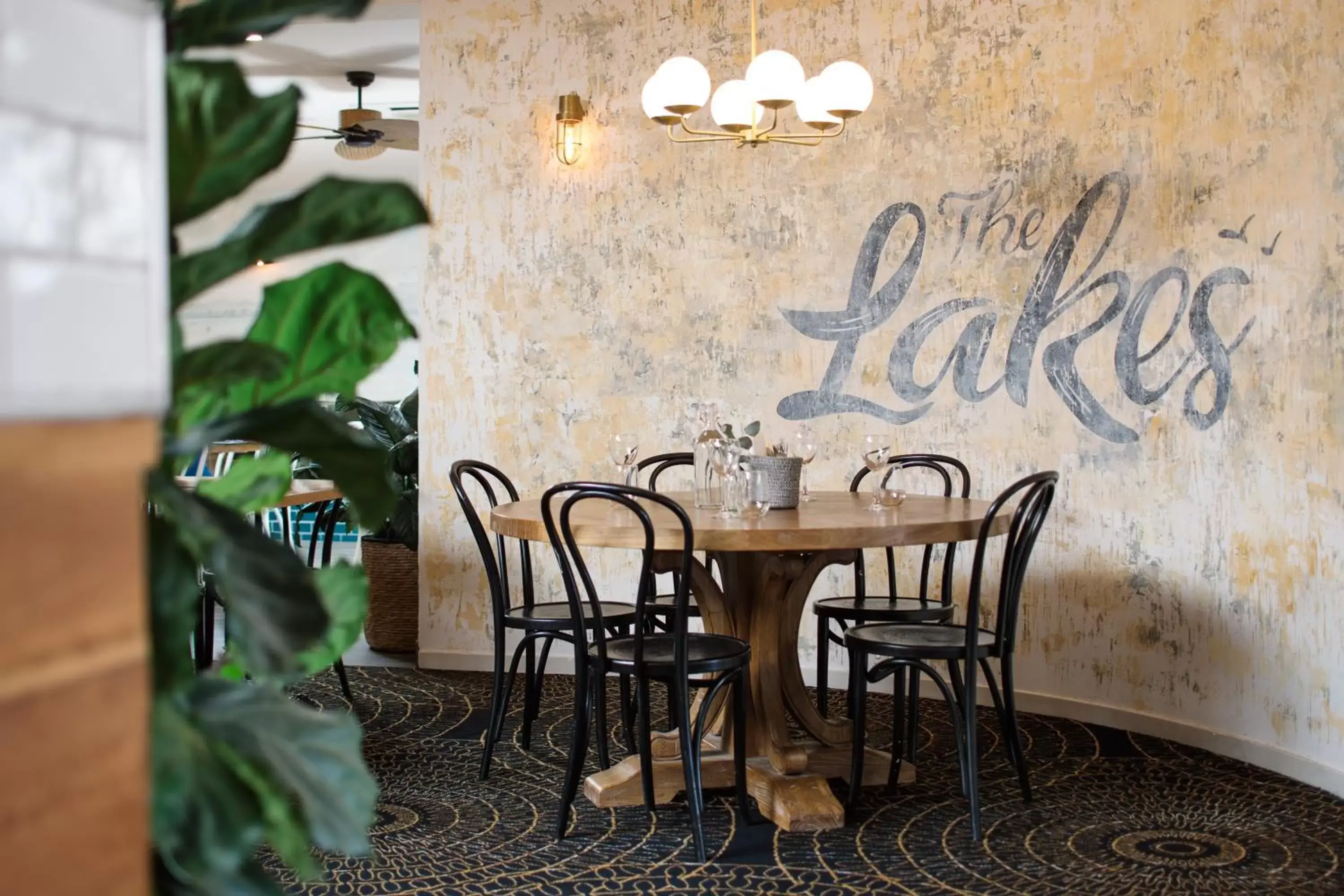 Restaurant/places to eat in The Lakes Hotel