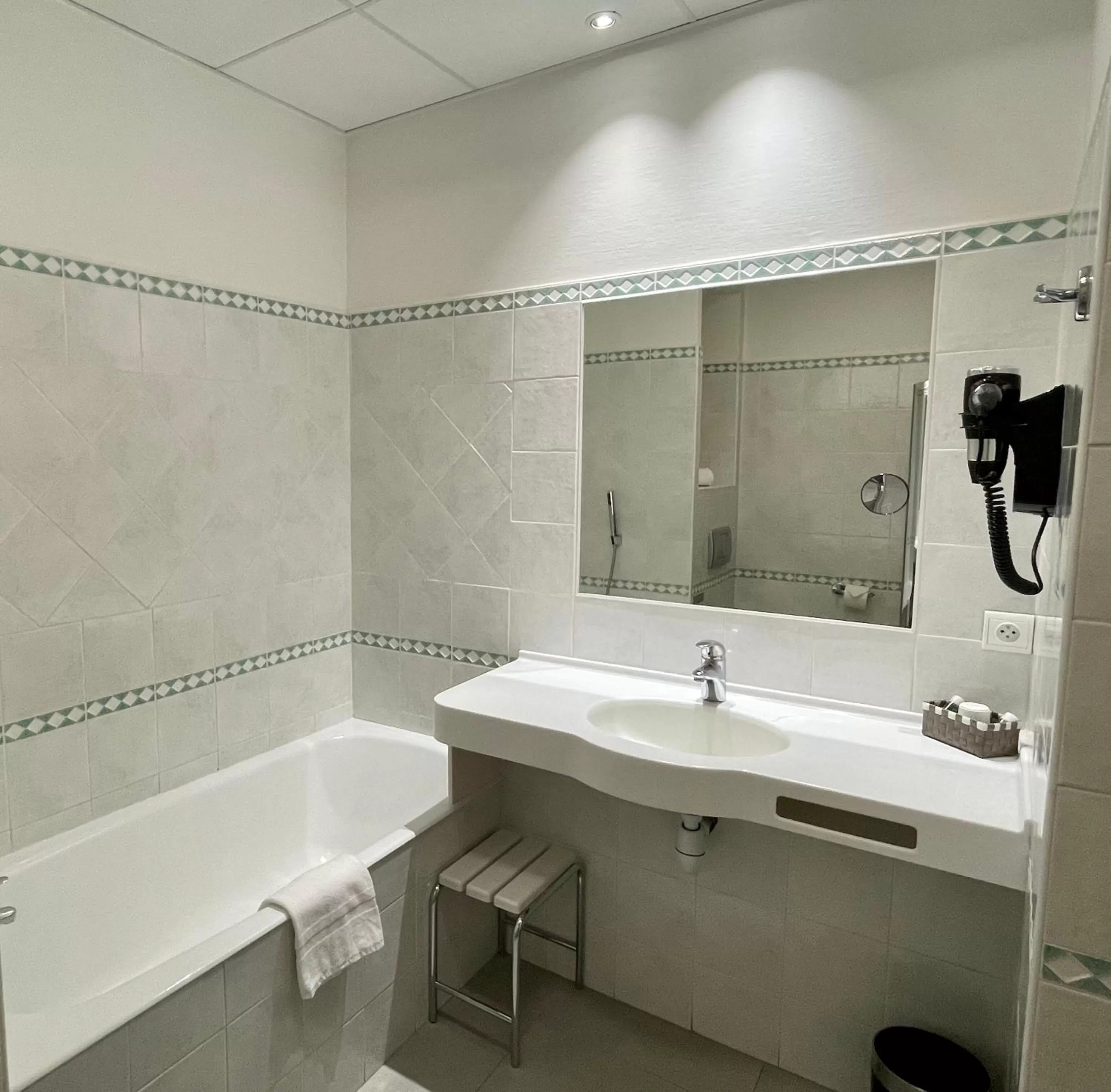 Bathroom in Hôtel Au Logis des Remparts