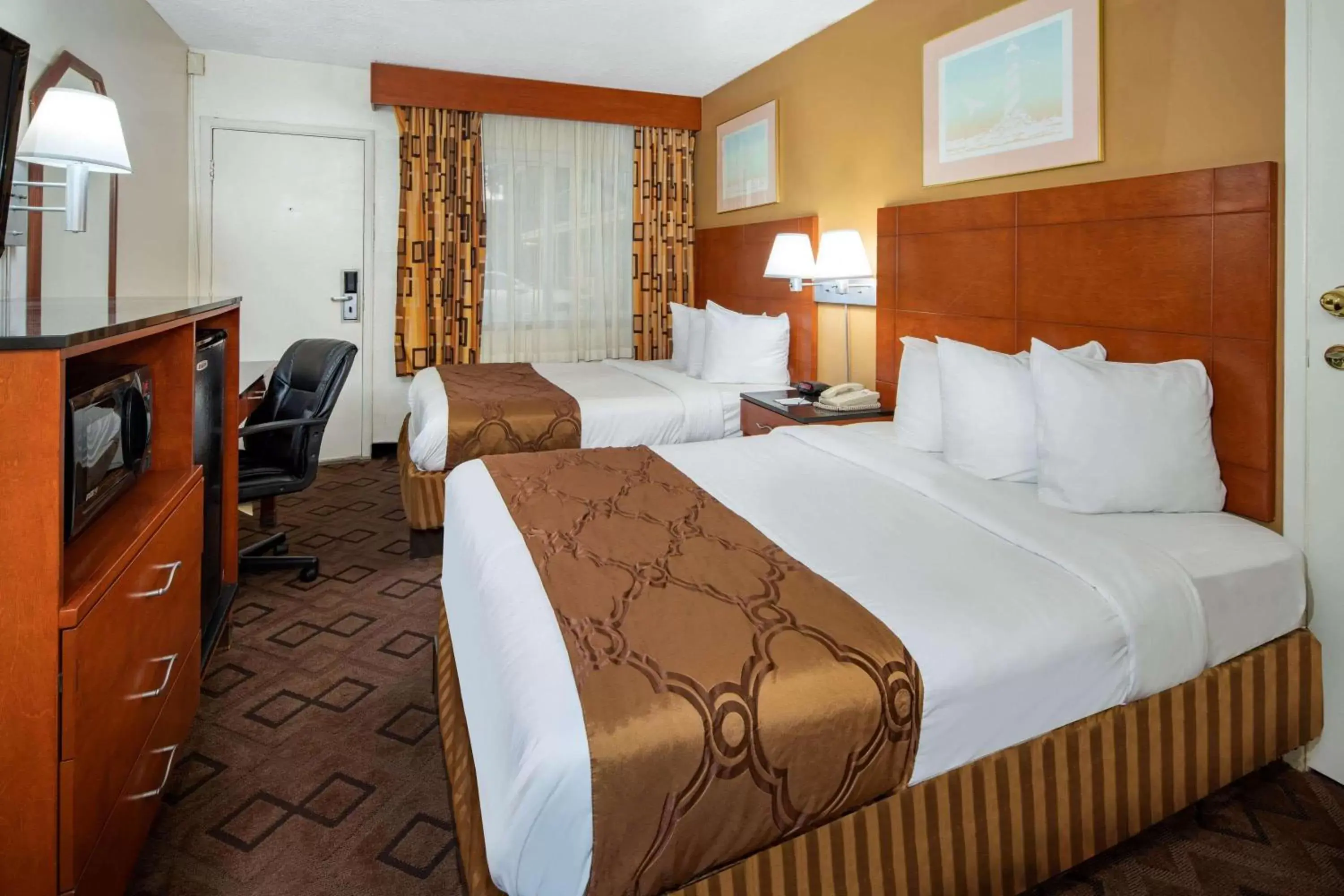 Photo of the whole room, Bed in Travelodge by Wyndham Burbank-Glendale