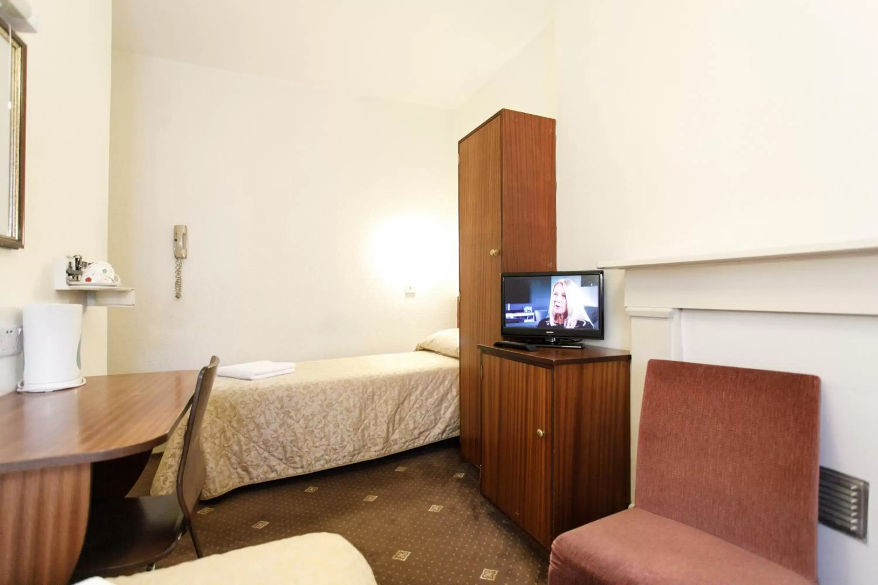 Bedroom, TV/Entertainment Center in Jesmond Hotel