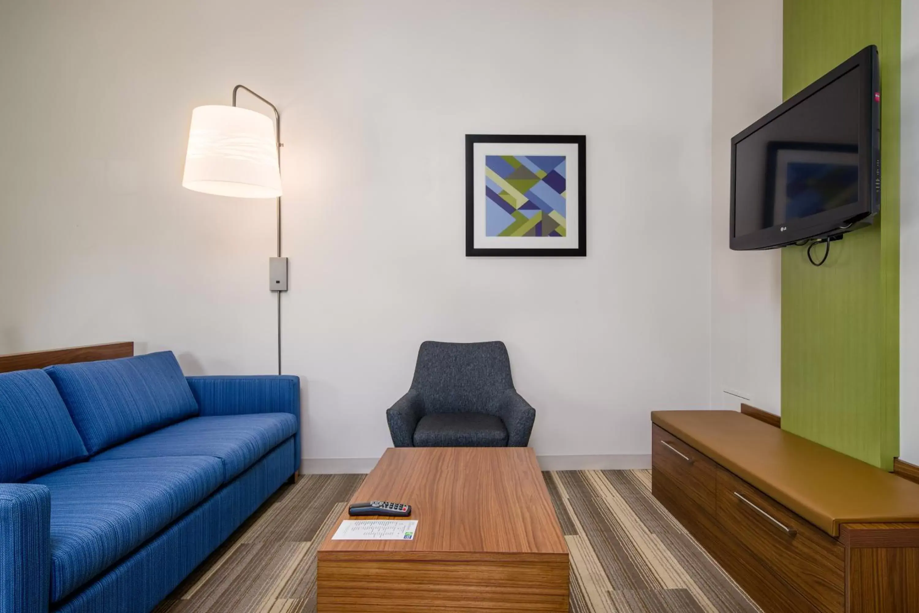 Photo of the whole room, Seating Area in Holiday Inn Express Phoenix-Airport/University Drive, an IHG Hotel