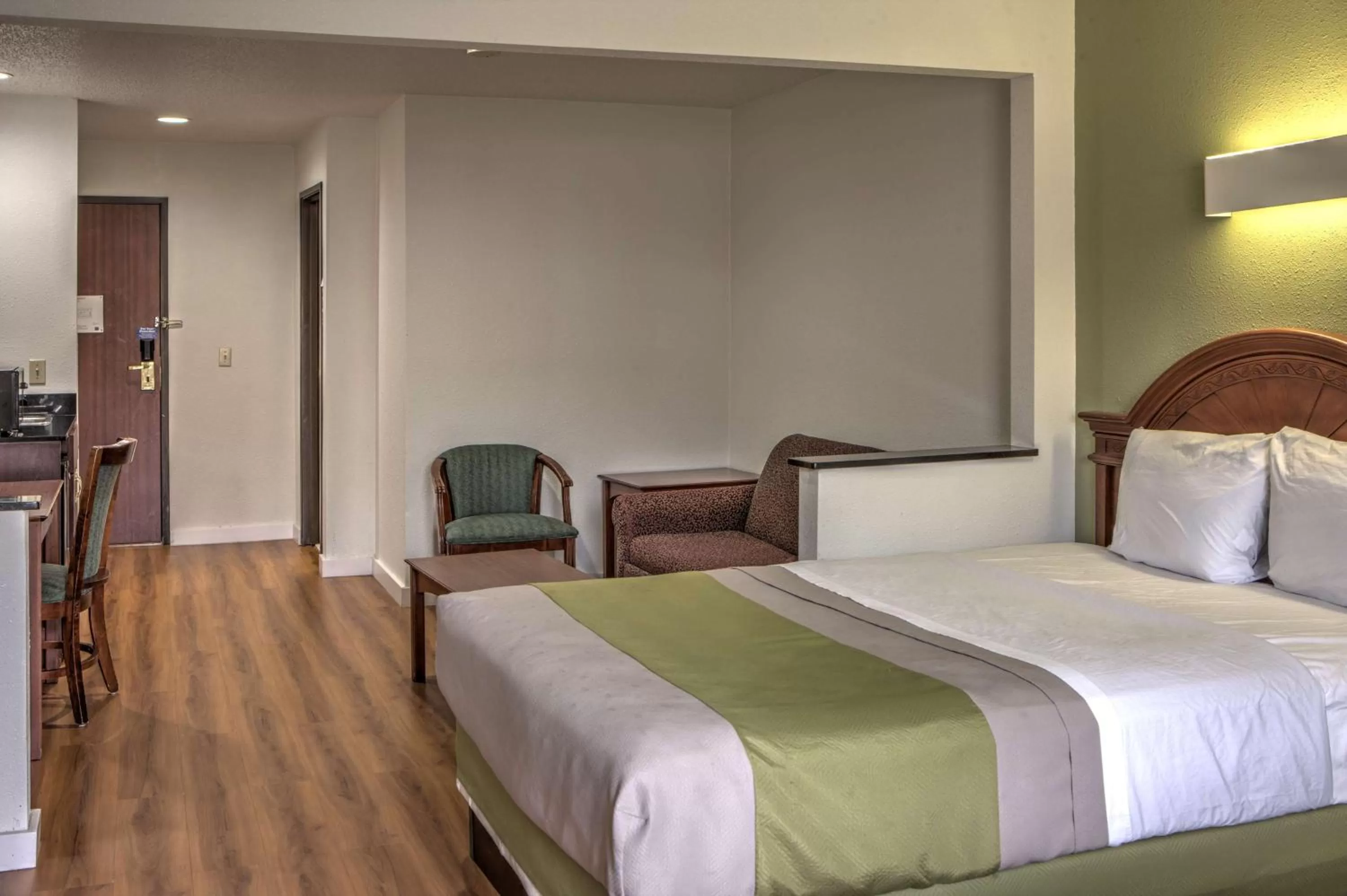 Photo of the whole room, Bed in Motel 6-Dallas, TX - Northwest