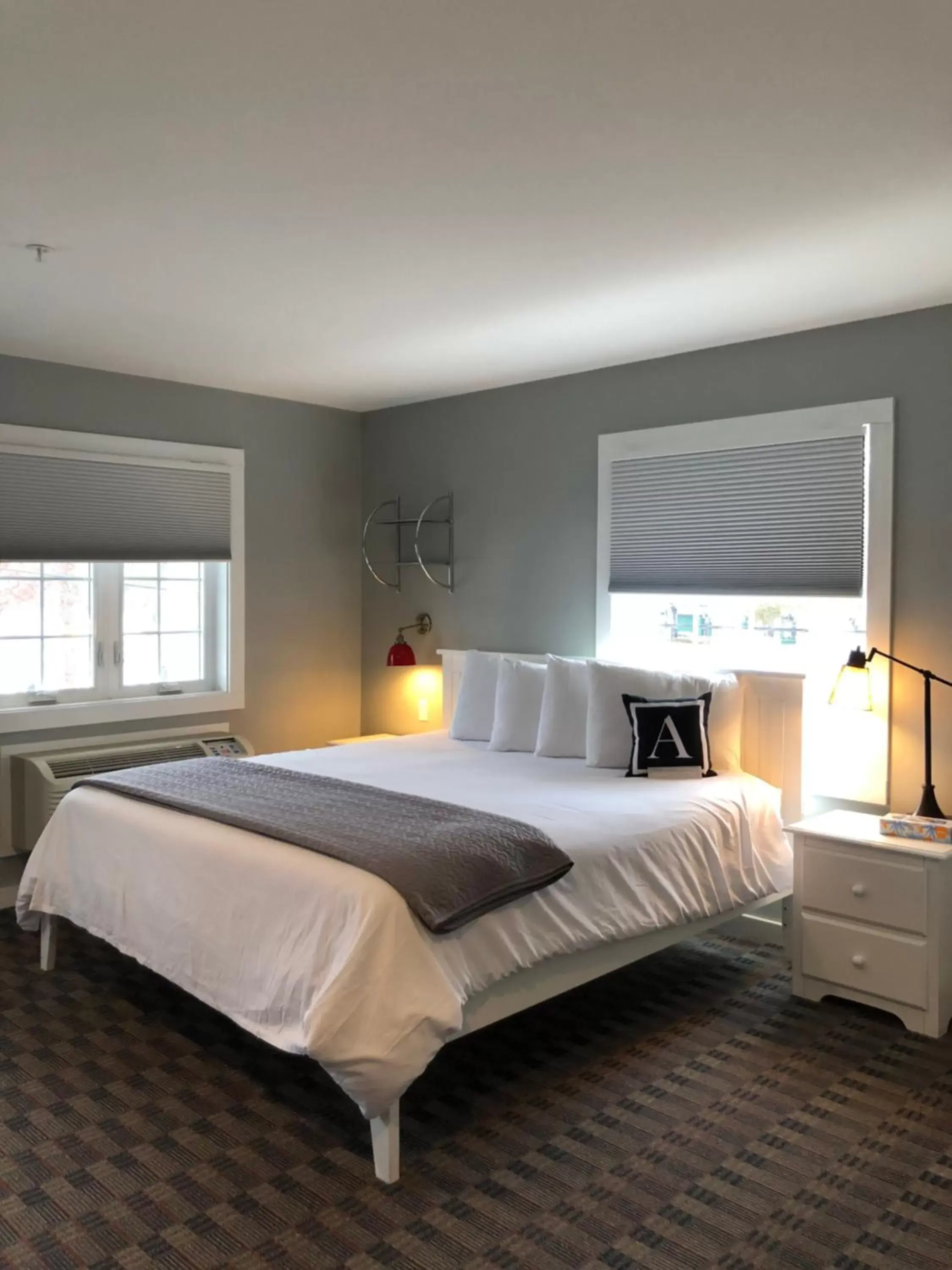 Bedroom, Bed in Acadia Hotel - Downtown