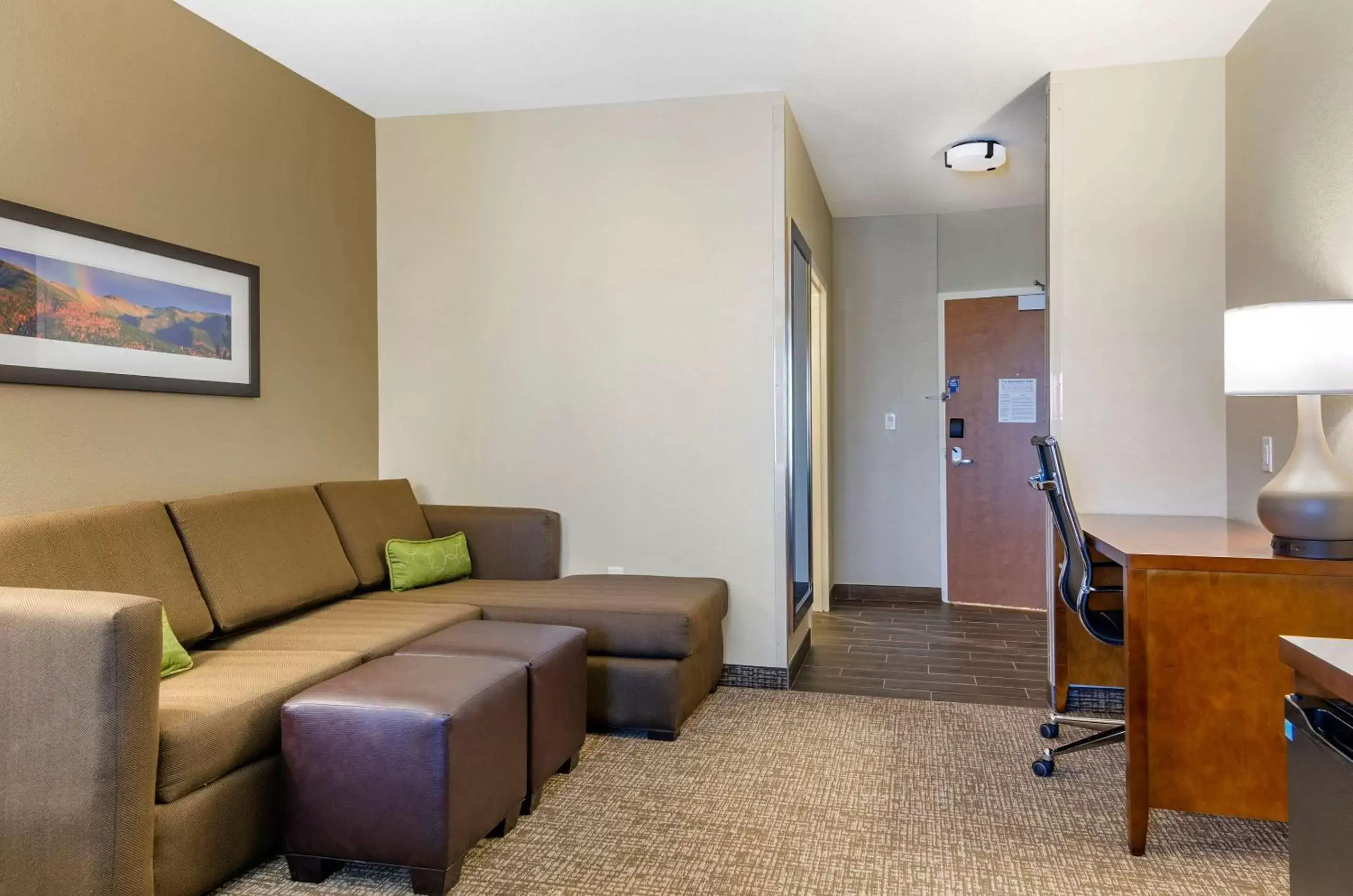 Photo of the whole room, Seating Area in Comfort Suites Helena Airport