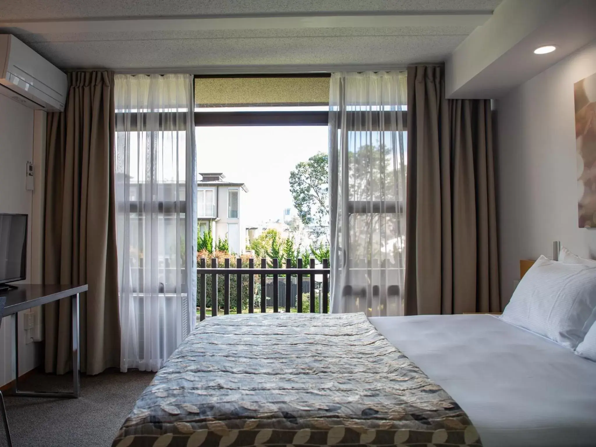 Bedroom, Bed in Auckland Rose Park Hotel